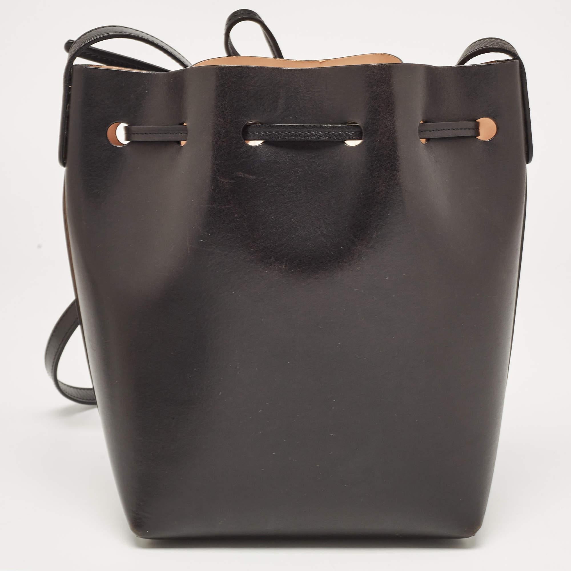 Mansur Gavriel Bolso de piel negro con asa de cordón en Bastante bueno estado para la venta en Dubai, Al Qouz 2