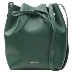 MANSUR GAVRIEL Mini-Bucket Bag aus grünem Leder im Waldstil