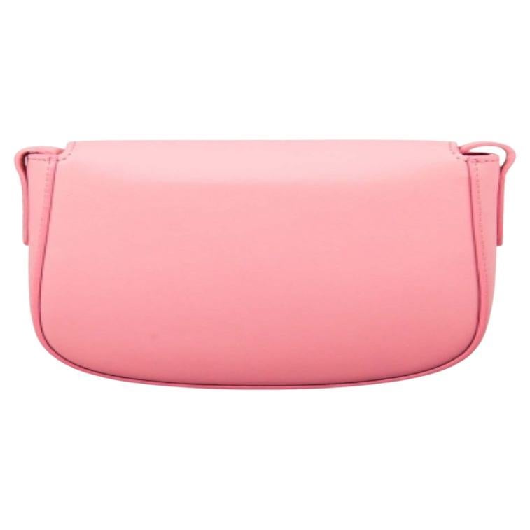 Vervollständigen Sie einen stilvollen Look mit dieser schönen Tasche von Mansur Gavriel. Sie ist aus hellrosafarbenem Leder im Überschlagstil gefertigt und mit einer Innenausstattung aus Stoff versehen. Diese Crossbody-Tasche wird durch einen