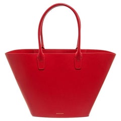 Mansur Gavriel Rote dreieckige Lederhandtasche