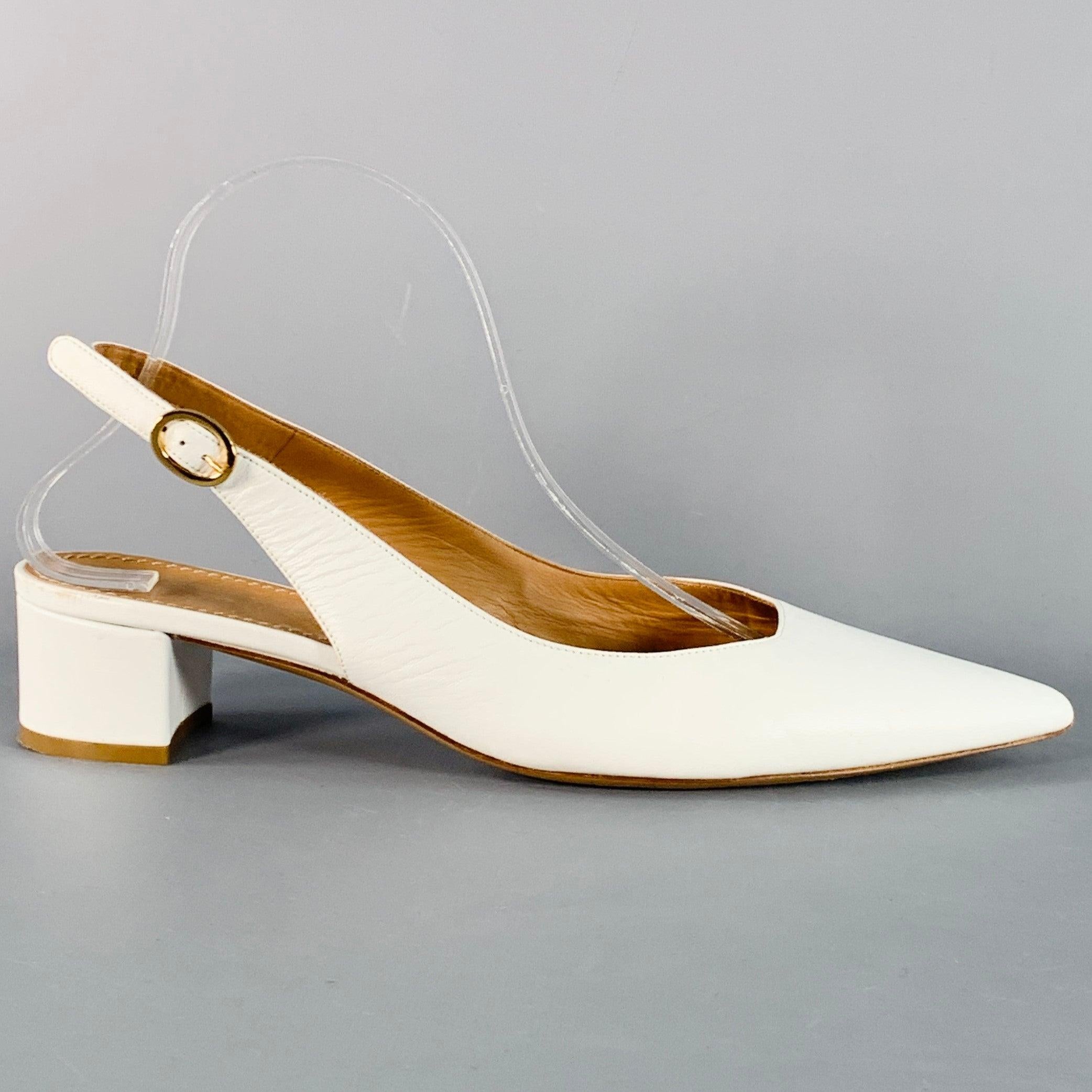 Pompe Mansur Gavriel
in pelle bianca, con un tacco grosso e una chiusura con fibbia in metallo dorato. Moderati segni di usura sulle suole. 

Contrassegnato:   IT 40,5 

Misure: 
  Tacco: 1,5 pollici 
  
  
 
Riferimento Sui Generis: