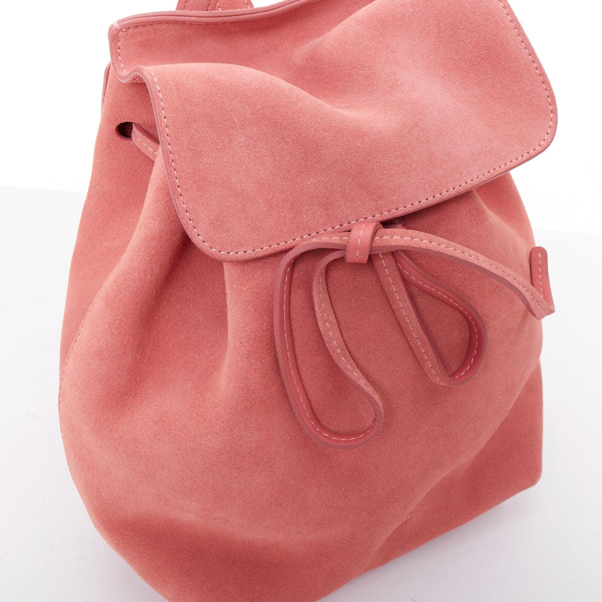 Mansur Gavriel Mini zaino in pelle scamosciata rosa con logo in oro in vendita 2