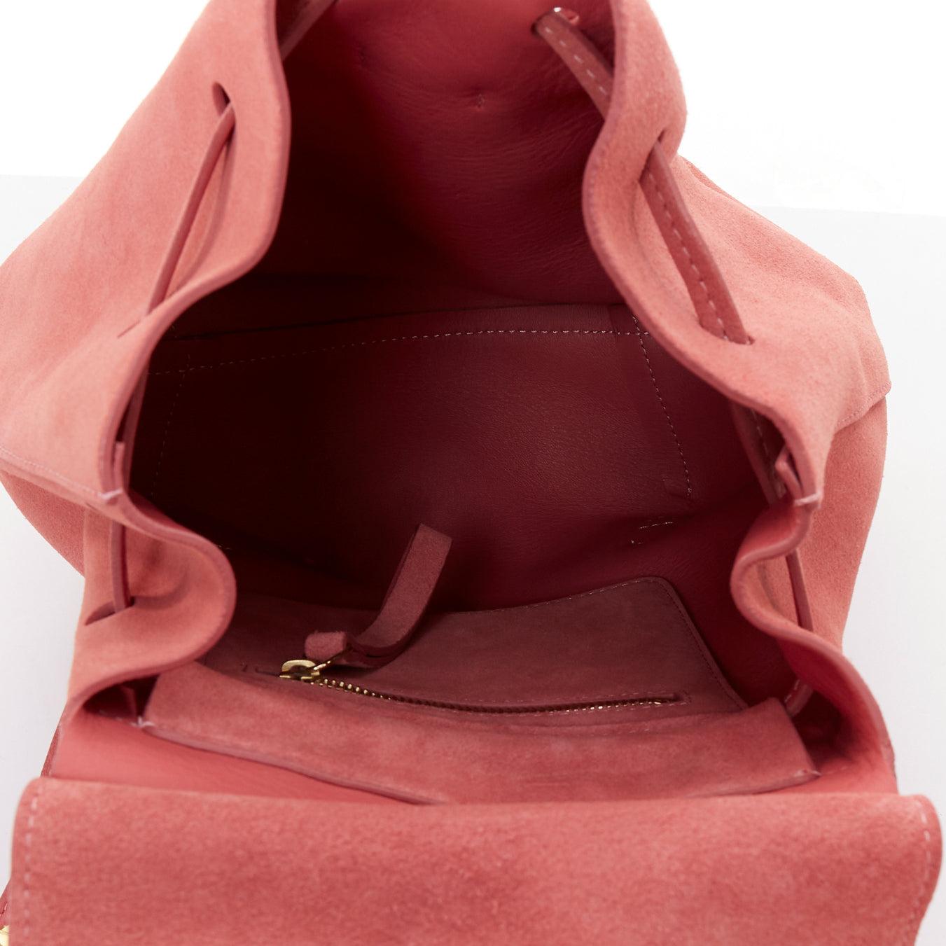 Mansur Gavriel Mini zaino in pelle scamosciata rosa con logo in oro in vendita 4