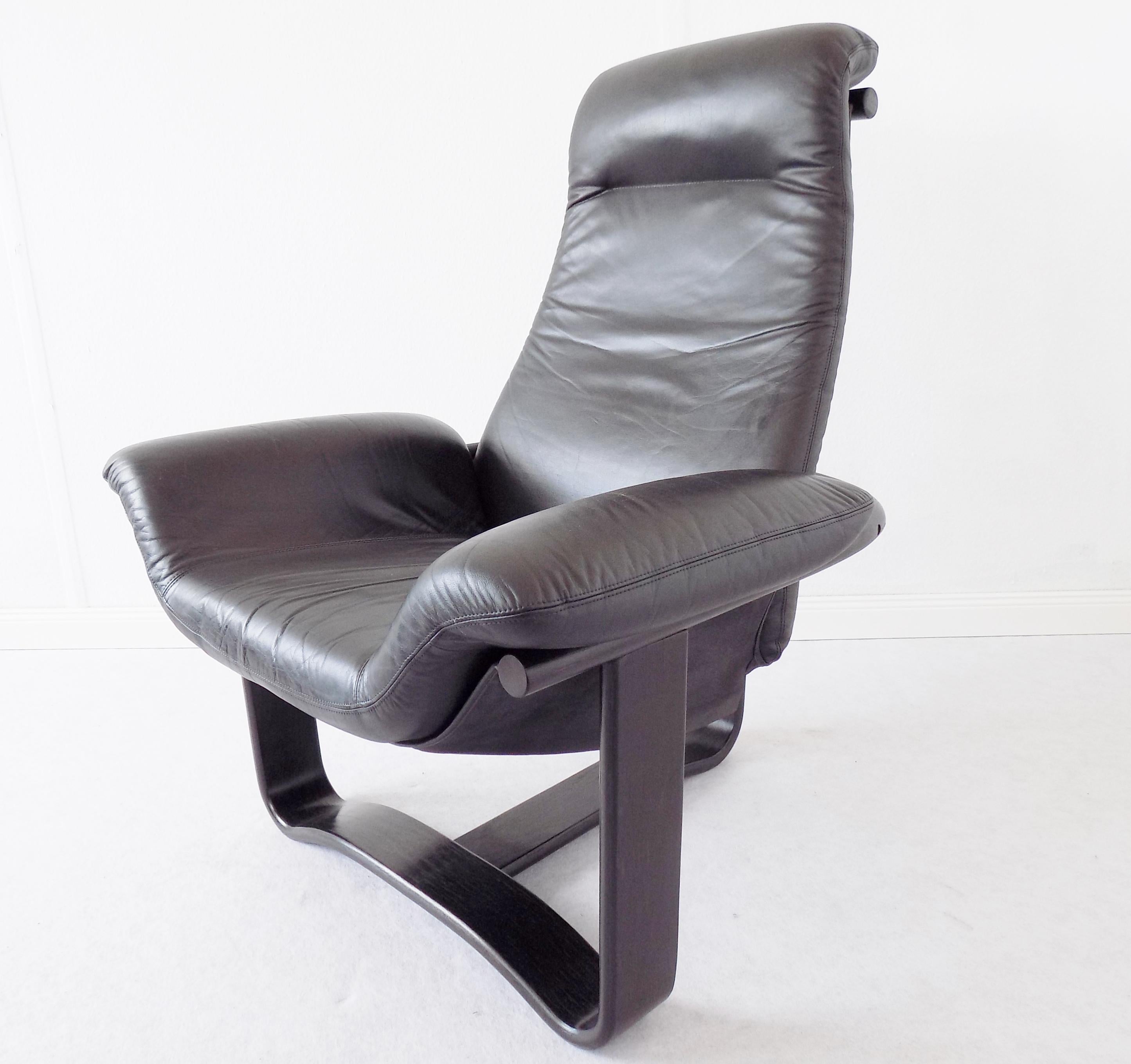 Manta Chair by Ingmar Relling for Westnofa, Black Leather, Scandinavian modern

The Manta armchair is one the most outstanding Designs of the Norwegian designer Ingmar Relling. This black Manta leather chair is in excellent condition. Leather and
