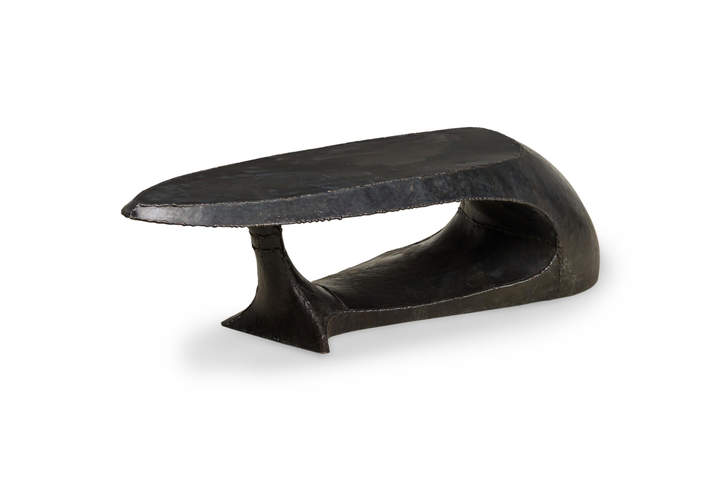 Manta Coffee Table by Newel Modern In Good Condition For Sale In New York, NY