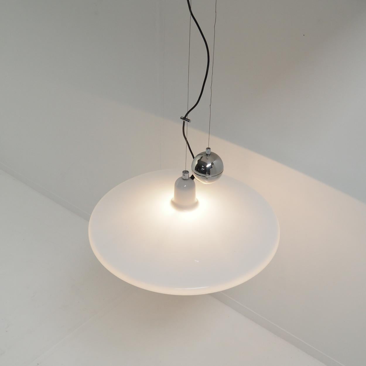 ‘Manta’ counterweight pendant designed in the 1970s by Franco Bresciani for the Italian manufacturer iGuzzini.

The lamp is made of acrylic and chrome-plated metal, and has a creamy white colour. It’s adjustable in height and when lit the shade is