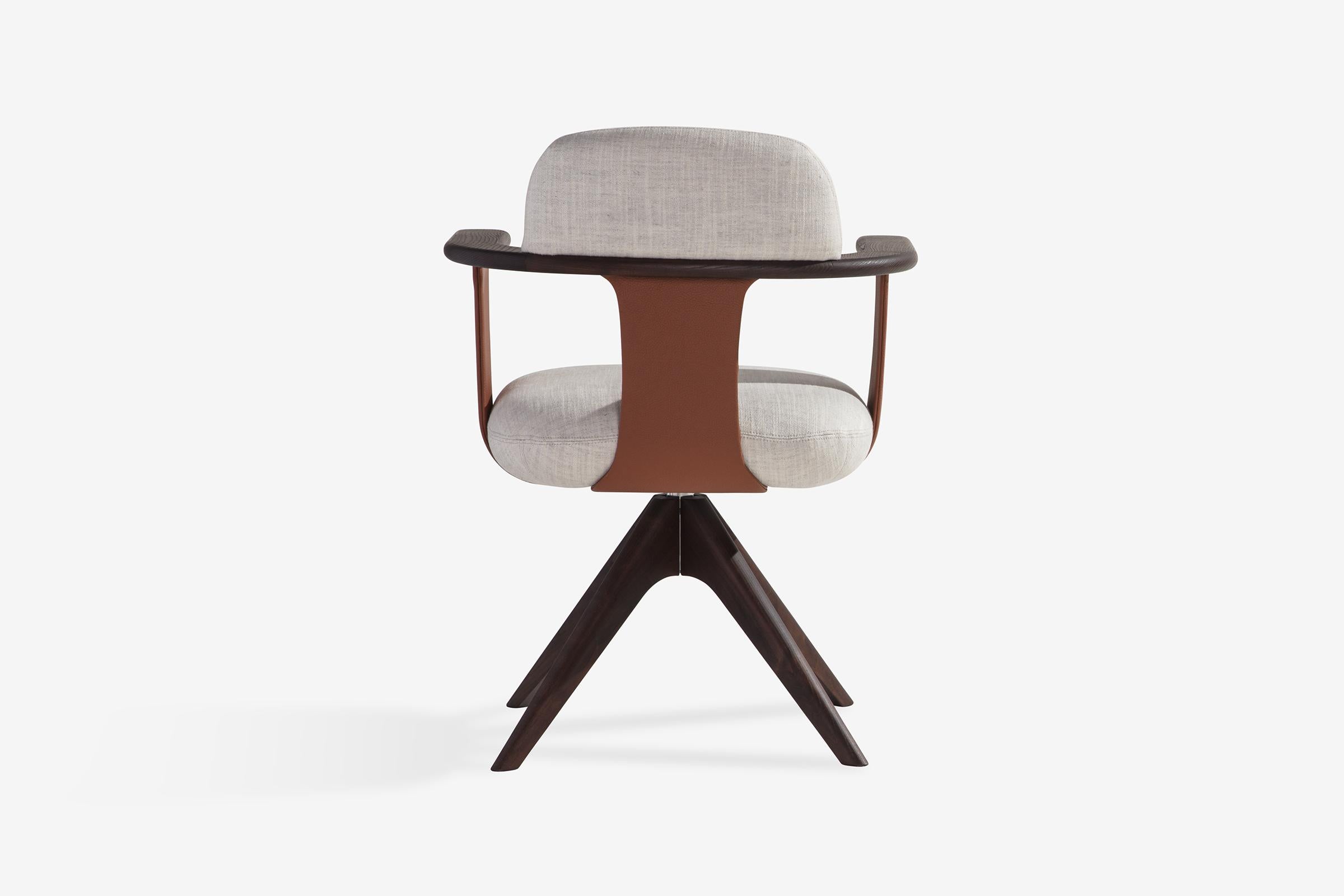 Manta P ist ein Drehsessel, der für ein modernes Heimbüro konzipiert wurde. Das handgefertigte Leder bildet die Struktur und den Halt für die gepolsterte Sitzfläche und Rückenlehne. Die beiden Armlehnen aus Massivholz bilden einen interessanten