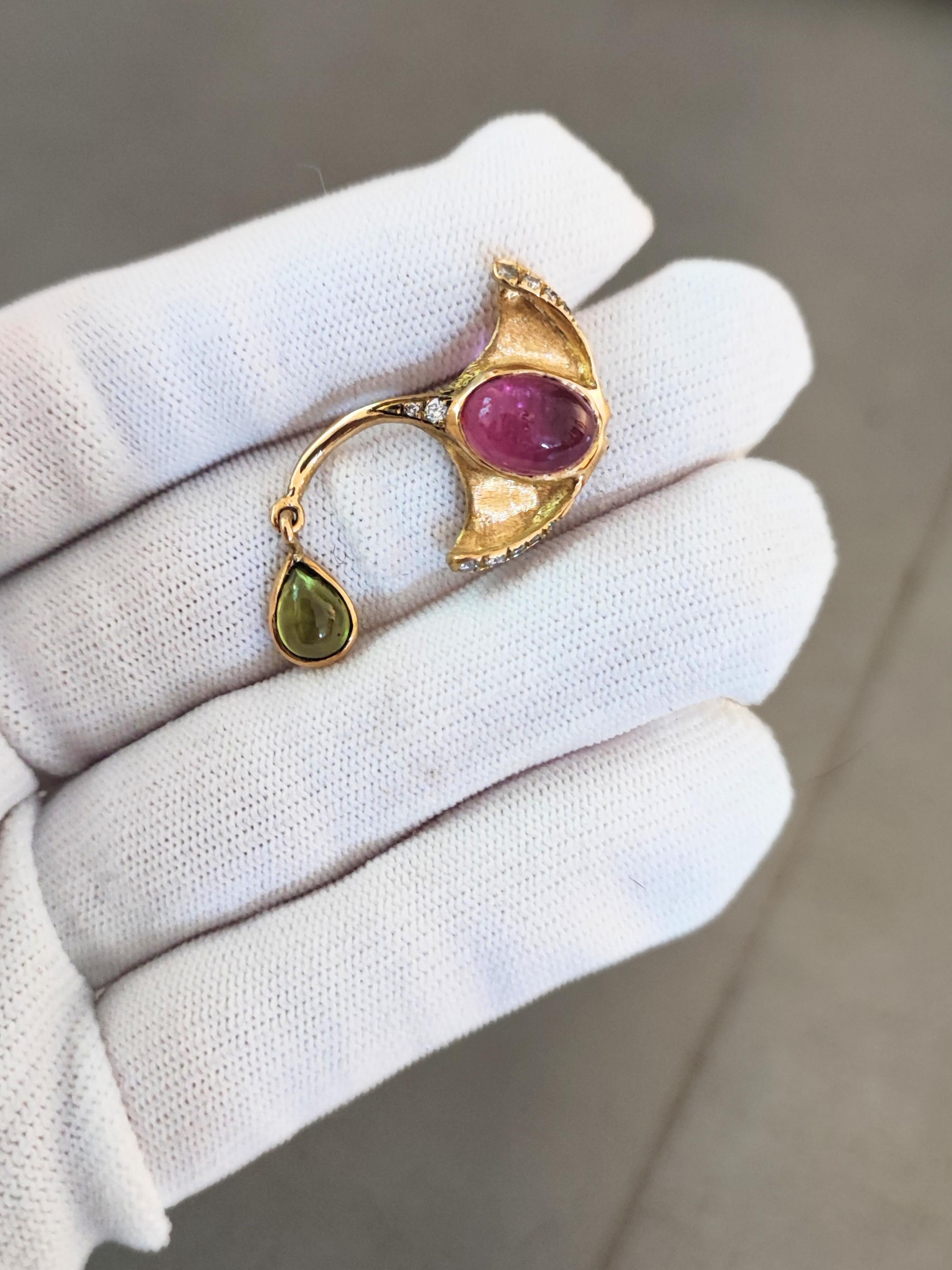 Cette précieuse Manta en or jaune 18 carats a été créée comme une petite sculpture à porter, un bijou qui allie la créativité artistique, le raffinement technique et un lien profond avec les formes du monde marin. Chaque courbe, chaque surface,