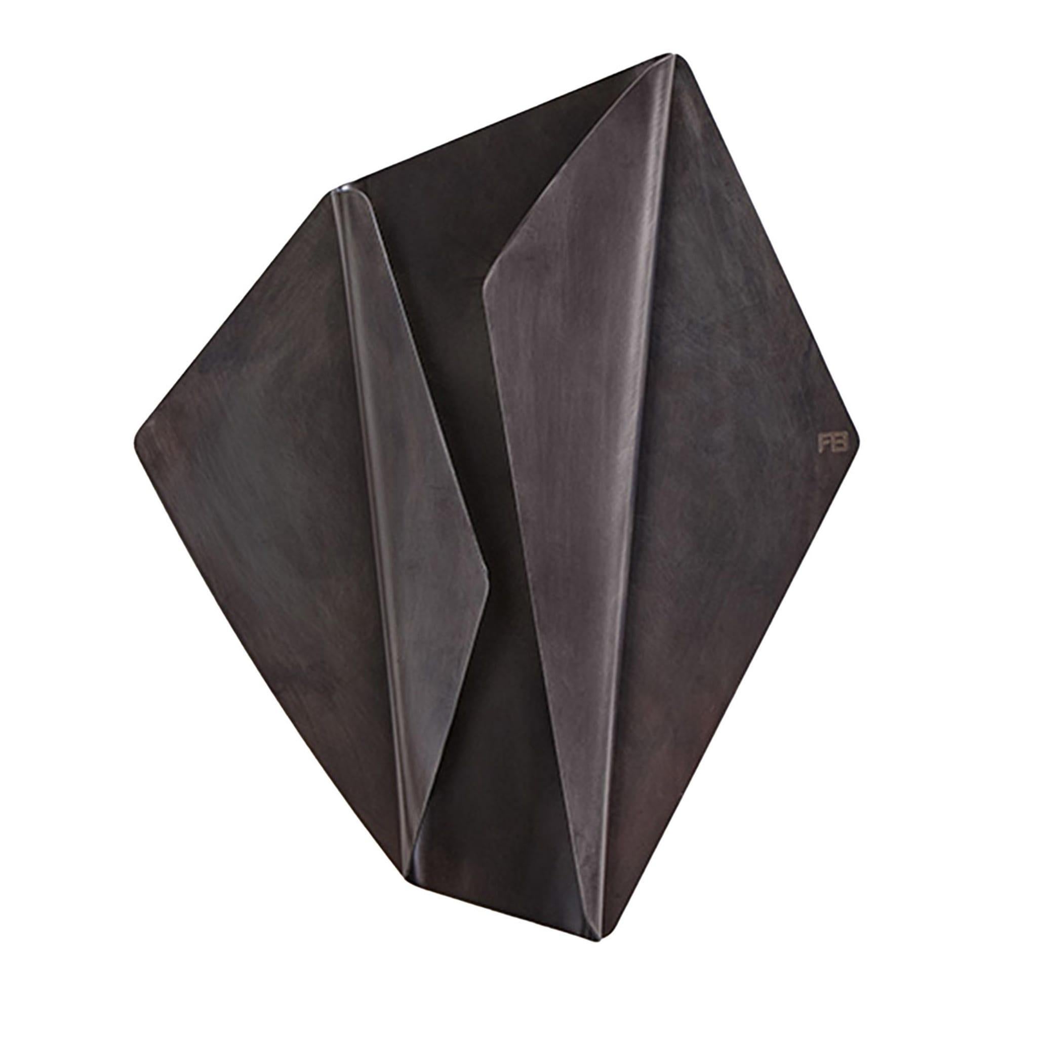 Wall lamp designed in two configurations and two different sizes, composed of curved laser-cut metal sheets available in different finishes: burnished brass, bronze, and graphite. Double ignition on two folded metal plates. Grafite varnished metal.