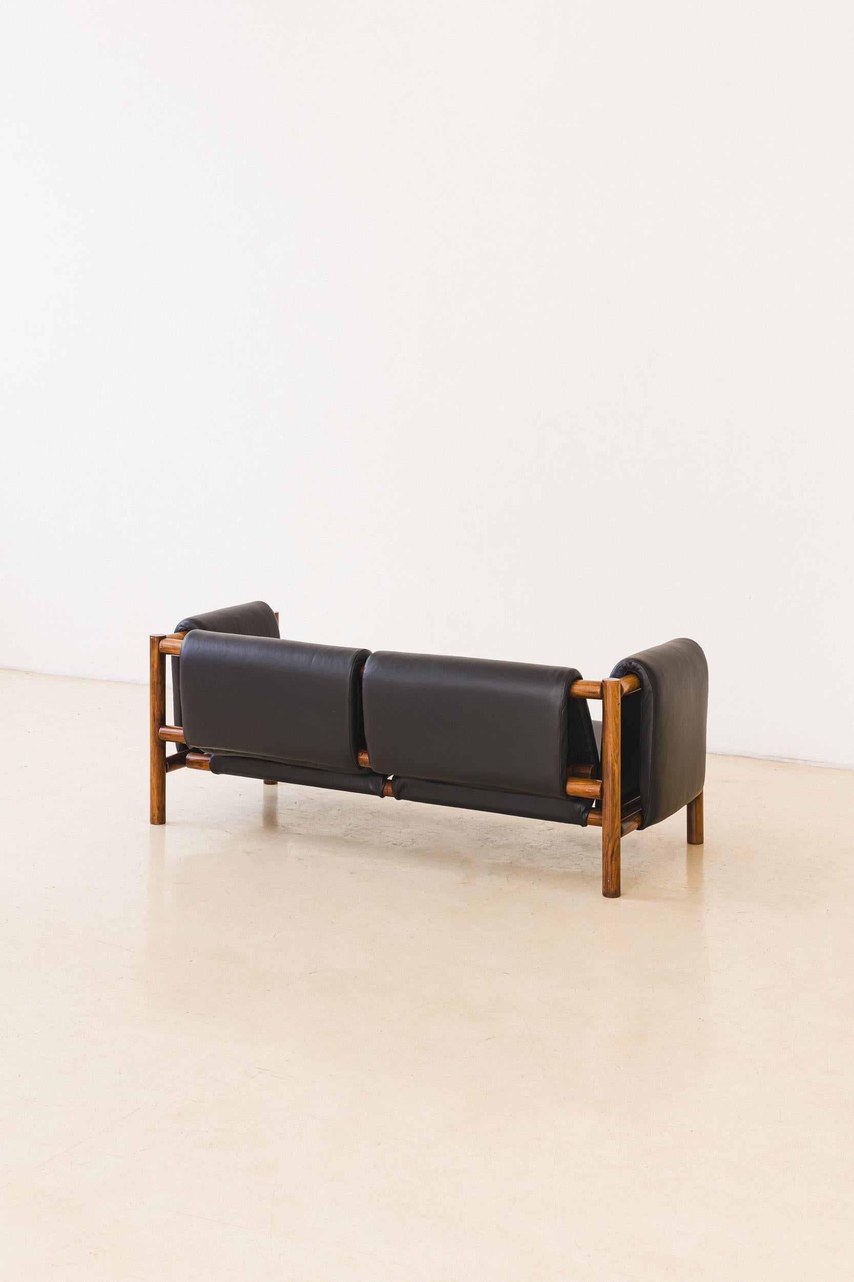 Radical dans son concept et précis dans son exécution, l'ensemble Manta Solta incarne la vision perturbatrice de Joaquim Tenreiro en matière de conception de mobilier moderne dans le Brésil du milieu du XXe siècle. Fabriquées en 1955, ces pièces