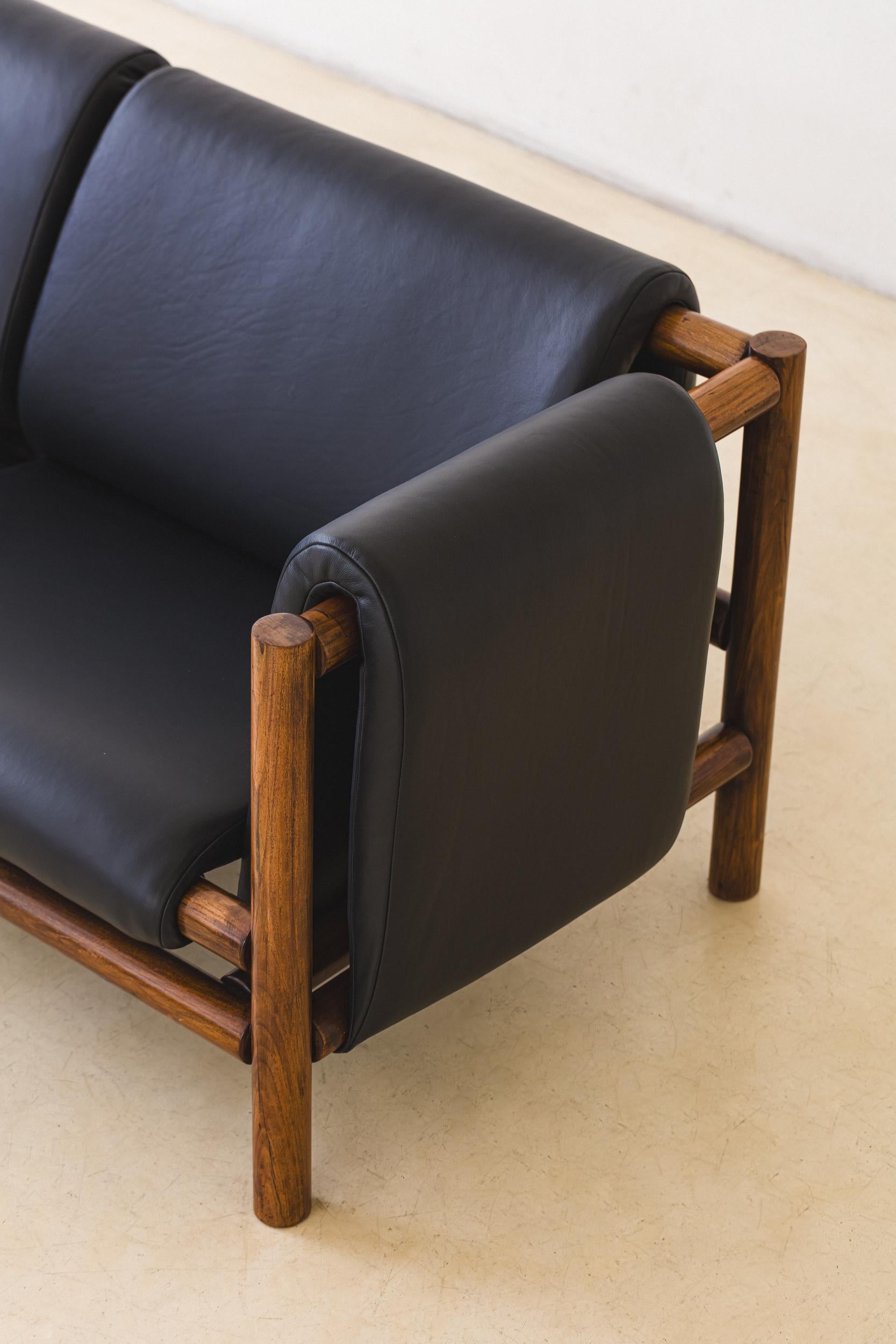 Cuir Canapé Manta Solta Joaquim Tenreiro, design brésilien en vente