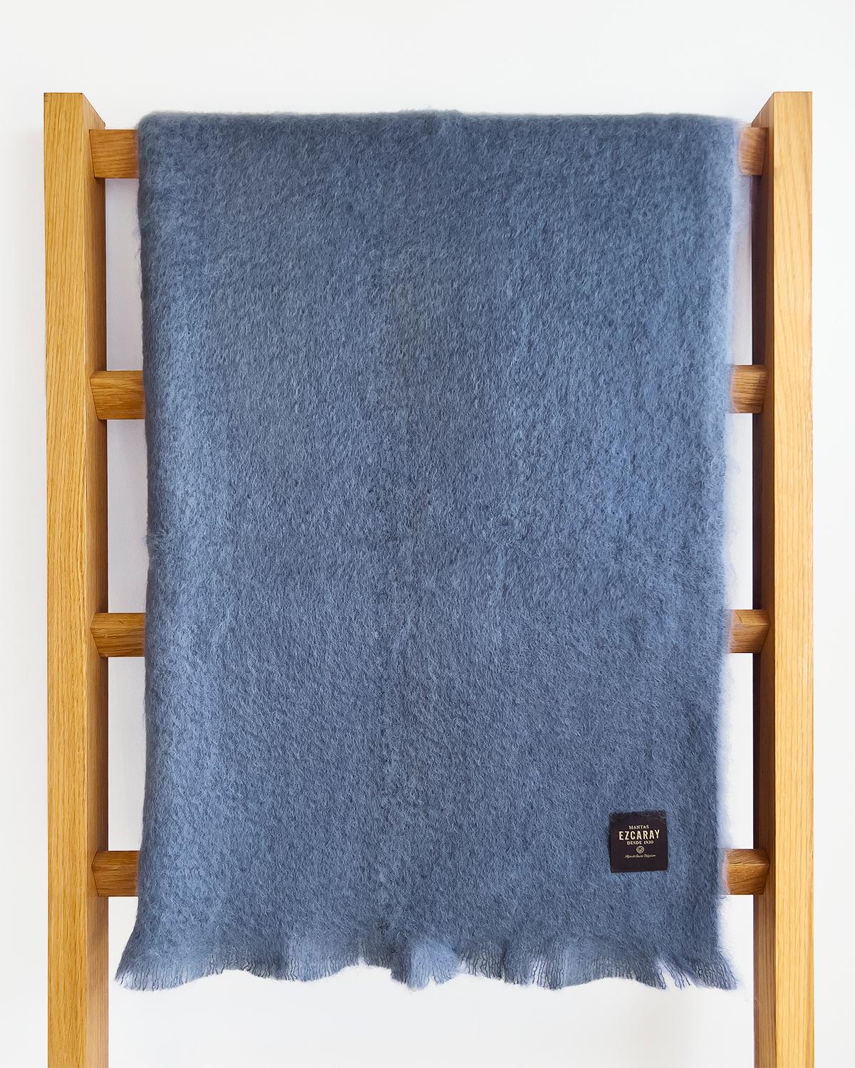 Rustique Plaid Mantas Ezcaray Dusty Blue Fuzzy Mohair Blanket Throw en vente