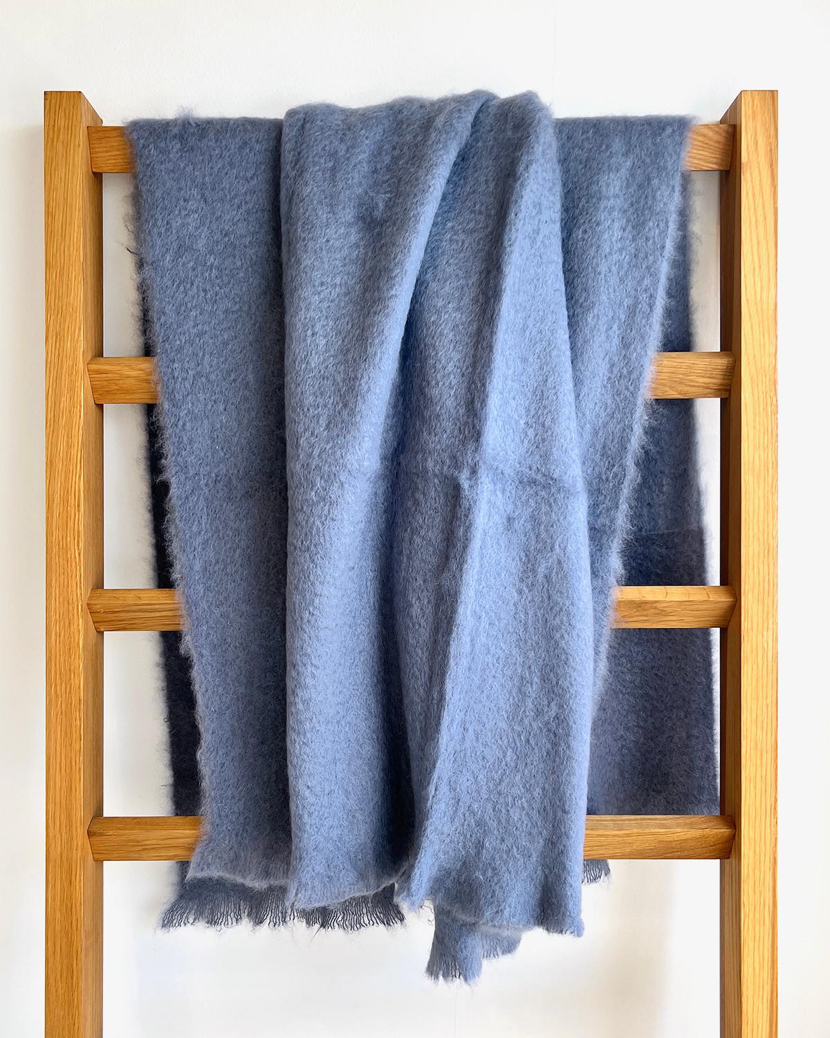 Espagnol Plaid Mantas Ezcaray Dusty Blue Fuzzy Mohair Blanket Throw en vente