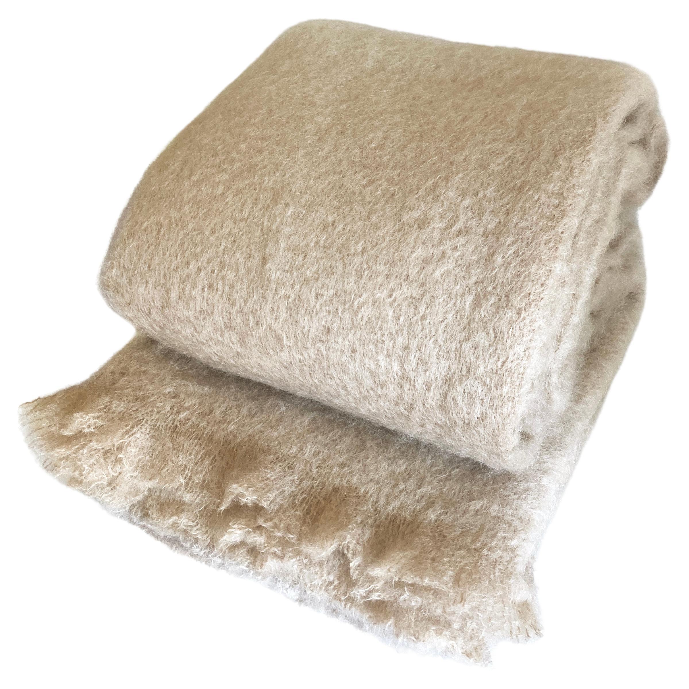 Plaid Mantas Ezcaray Ecru Beige Fuzzy Mohair Blanket Throw en vente