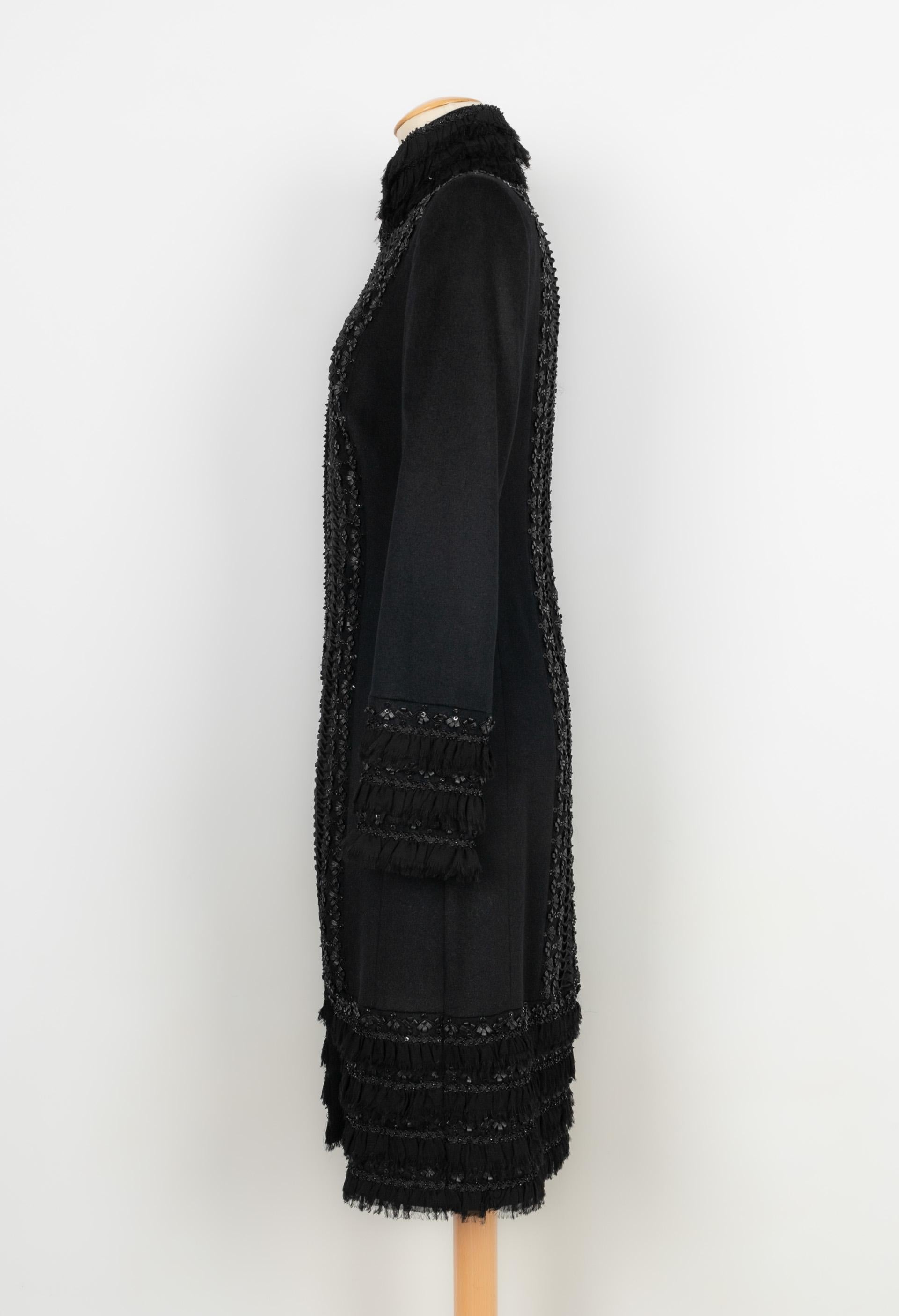 ESCADA - (Made in Germany) Manteau en lapin, laine vierge et cachemire noir orné d'un travail de ruban en cuir et de perles. Taille 36FR.

Condition :
Très bon état

Dimensions :
Largeur d'épaules : 43 cm - Longueur des manches : 60 cm - Longueur :