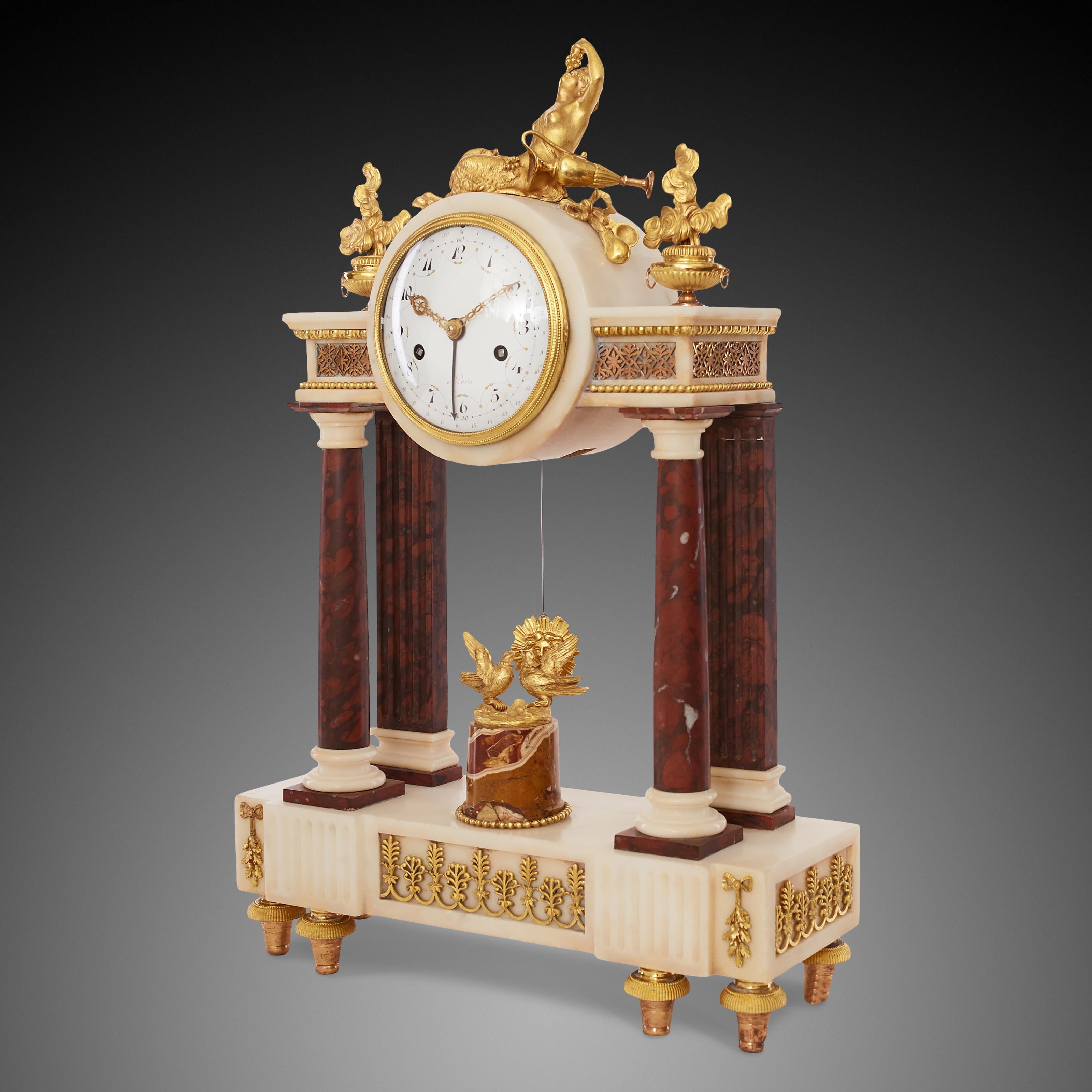 Hochwertiger französischer weißer Marmor aus dem Louis-XV-Jahrhundert Die Uhr wird zwischen zwei Marmorsäulen gehalten, zwischen denen zwei Tauben und eine verlassene Sonne zu sehen sind. Oben befindet sich die Figur einer traubenessenden Fauna mit
