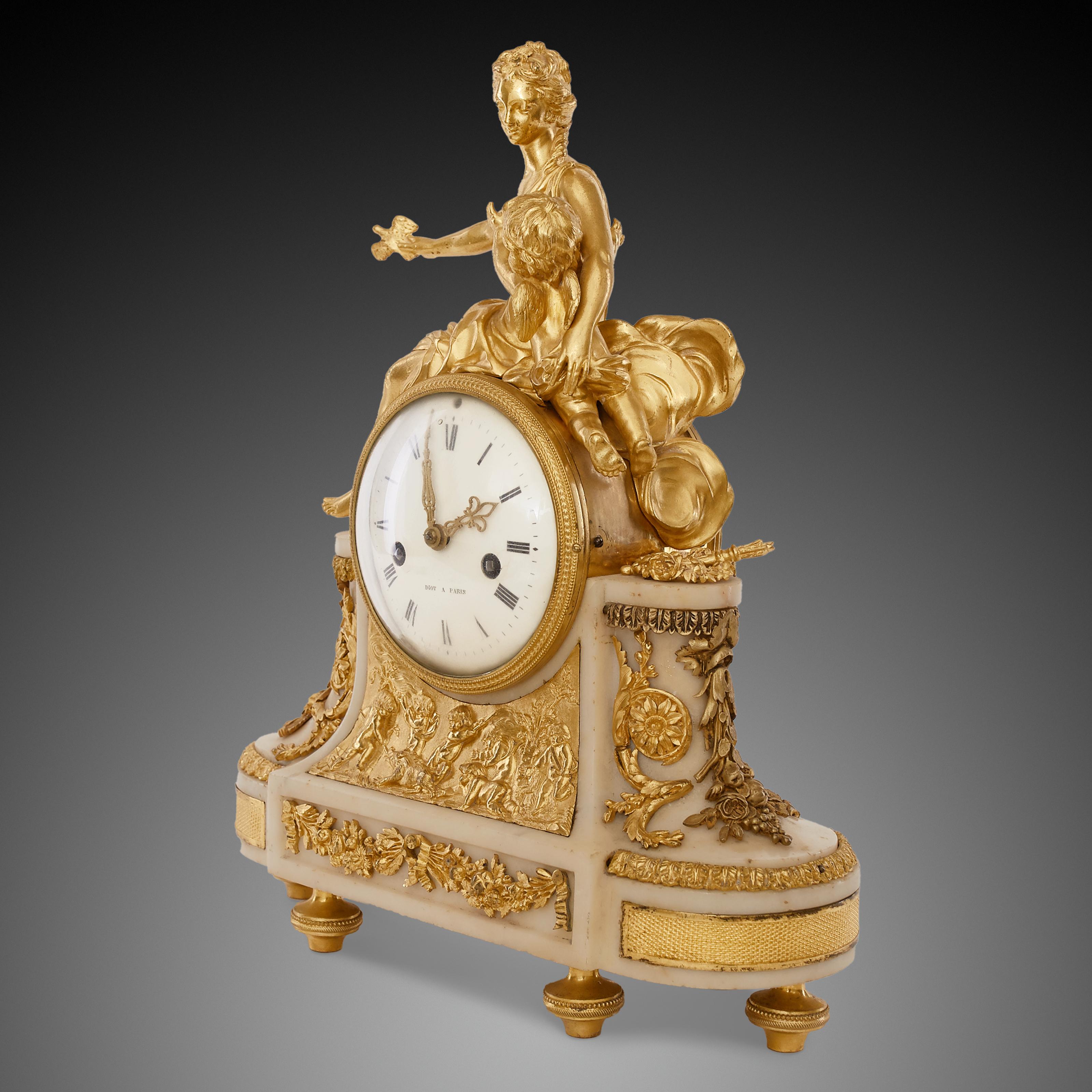 Les personnifications romaines antiques de l'amour et du désir, Vénus et Cupidon, figurent sur cette fantastique horloge de cheminée Louis XVI. Finement moulés en bronze doré resplendissant, ils sont représentés avec une colombe sur la main de