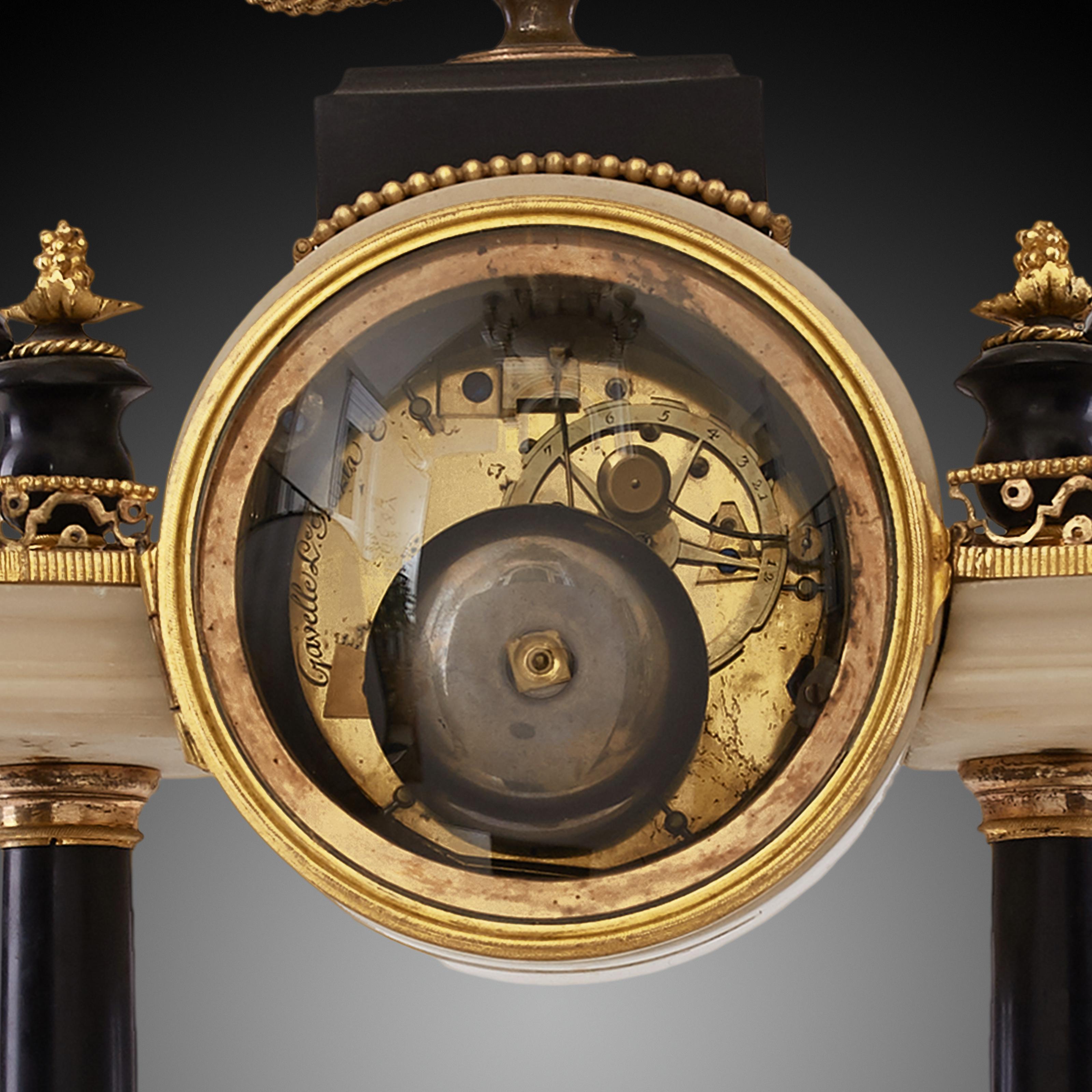 Doré Pendule de chemine du 18me sicle d'poque Louis XV par Gavelle L''e Aaria en vente