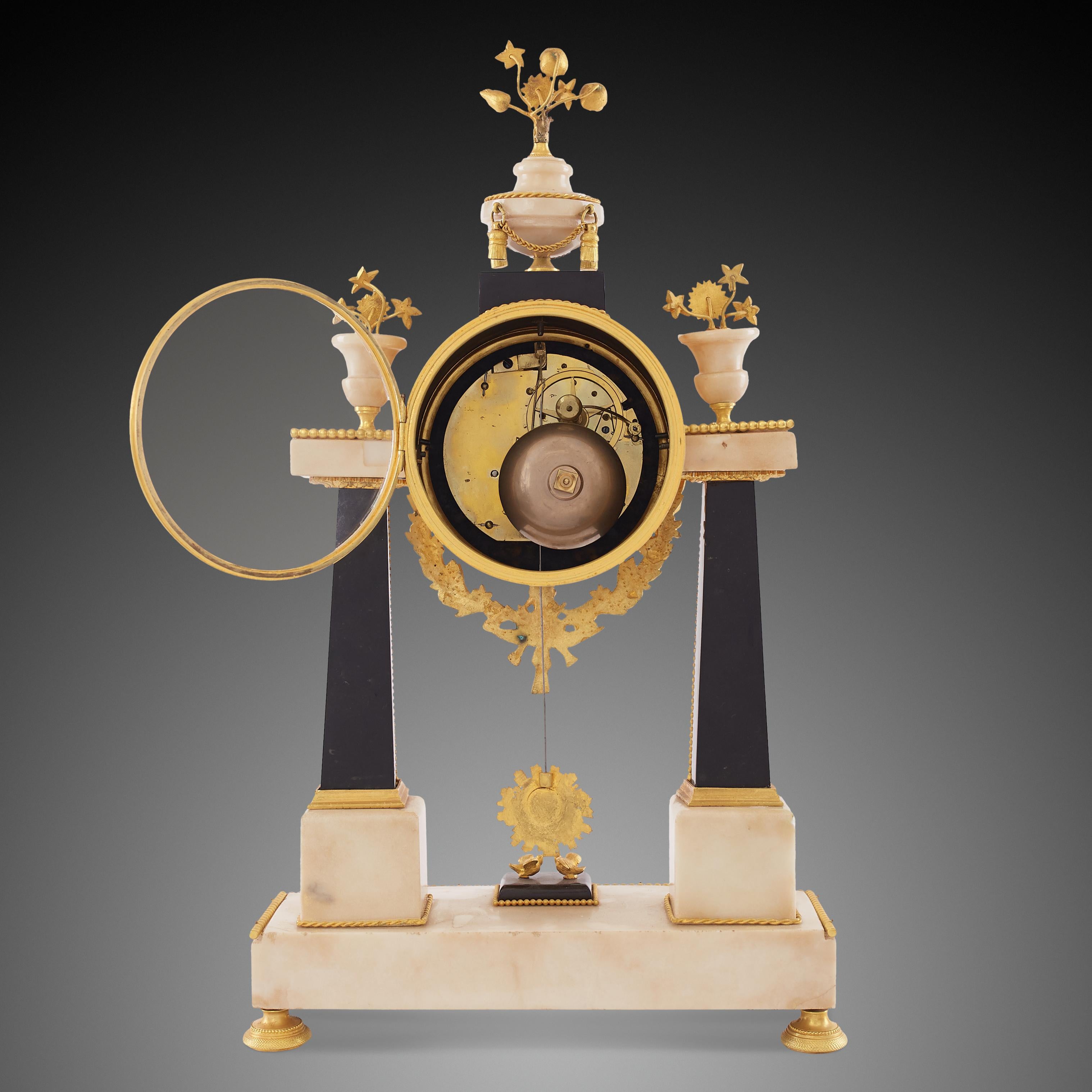 Mantel Clock 18th Century Louis XV Period In Excellent Condition For Sale In Warsaw, PL