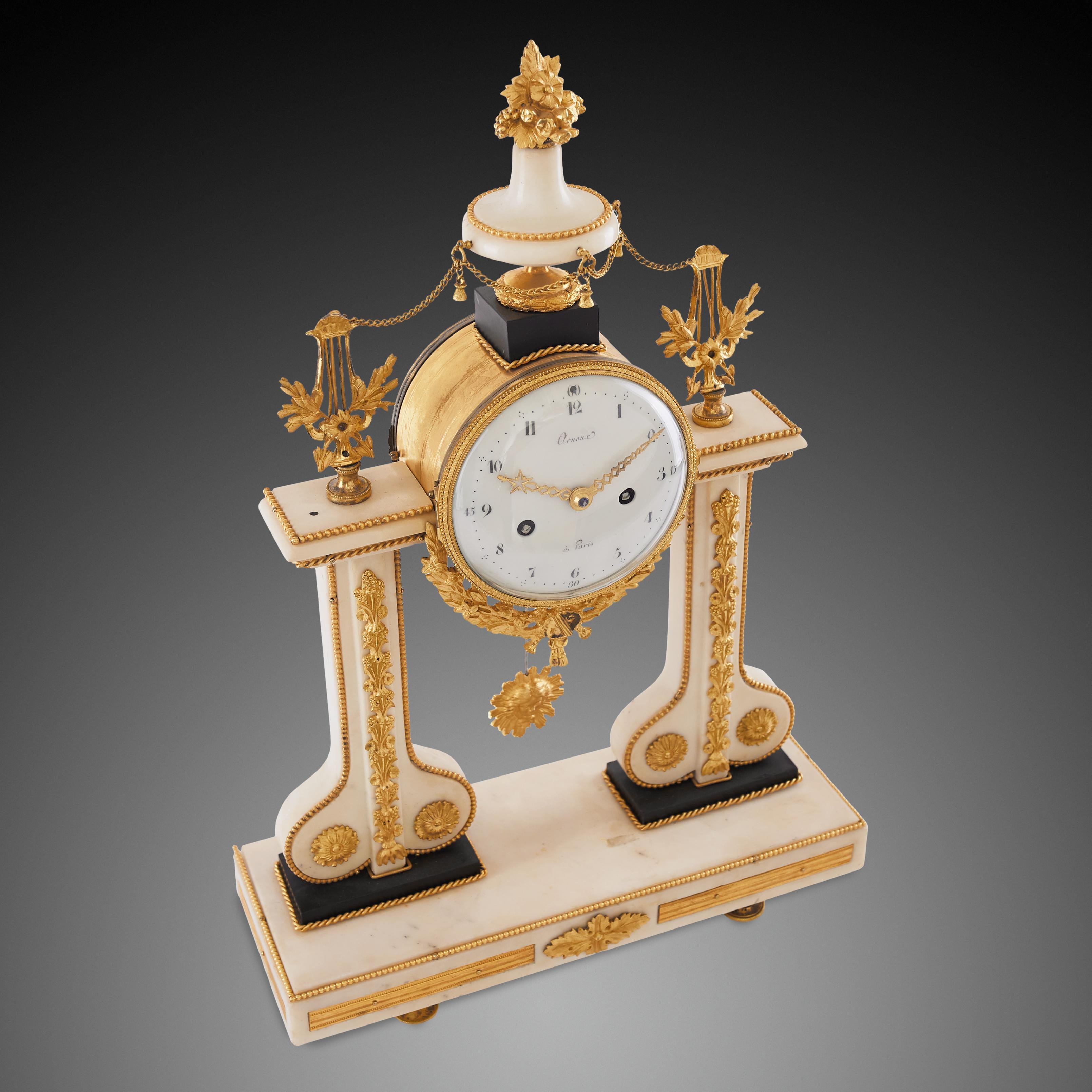 Doré Horloge de cheminée 18ème siècle Période Louis XVI par Arnoux À Paris en vente