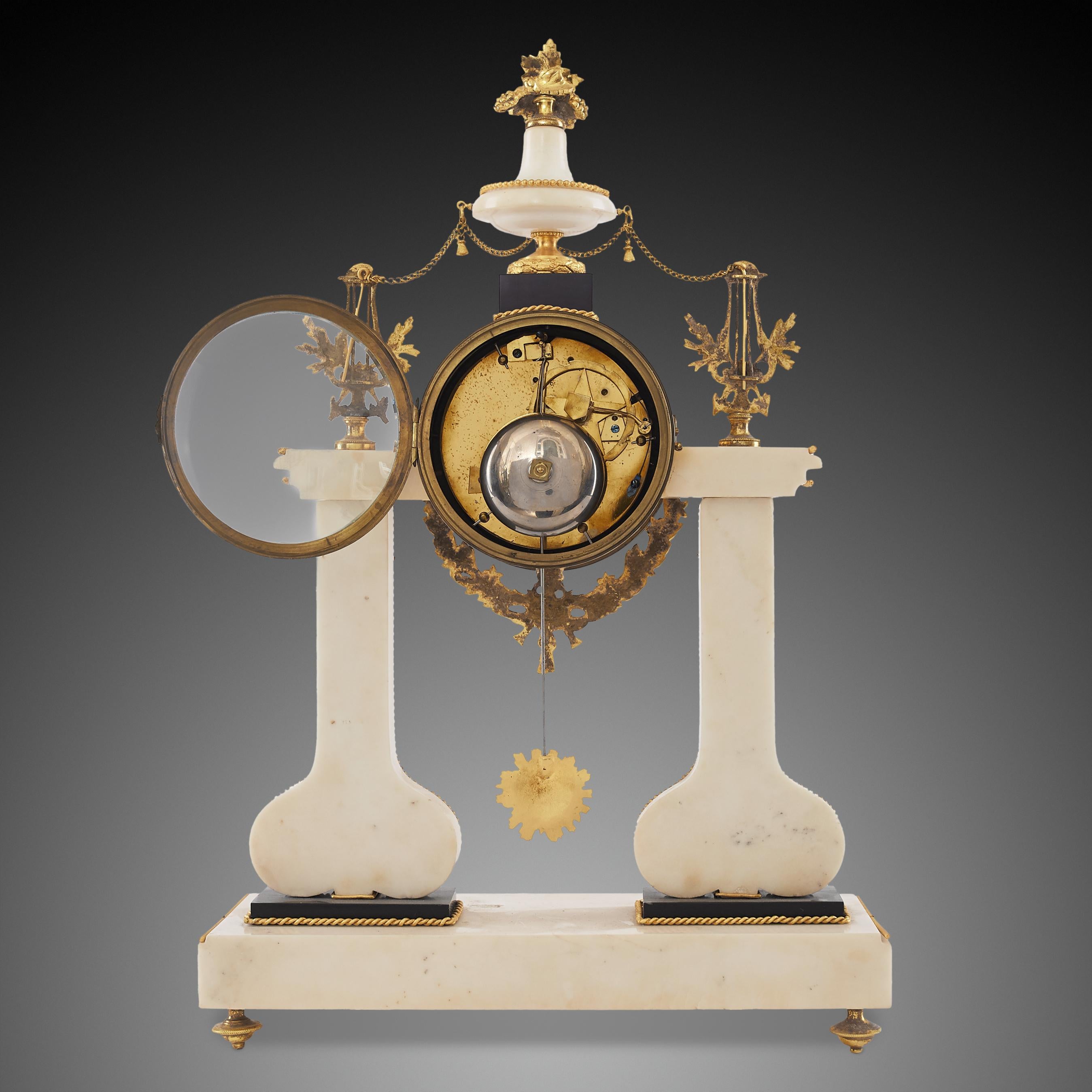 Mantel Clock 18th Century Louis XVI Period by Arnoux À Paris In Excellent Condition For Sale In Warsaw, PL