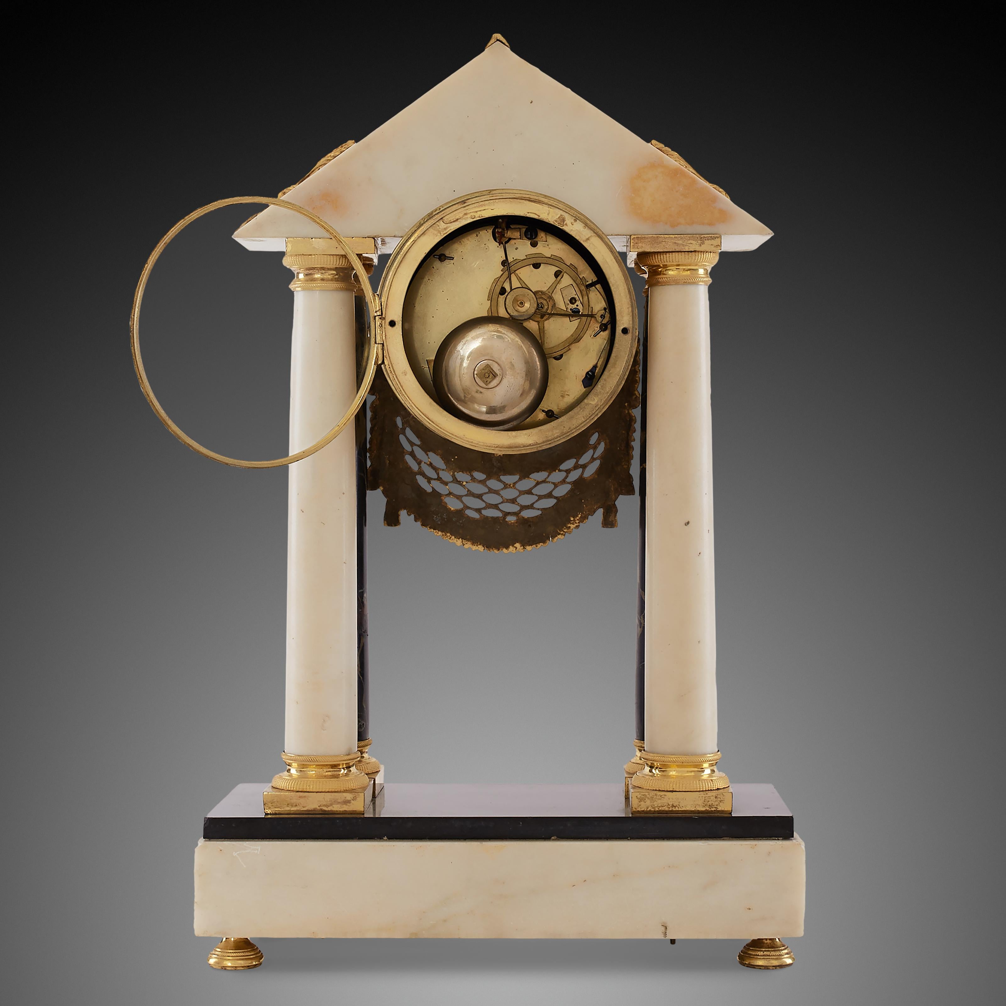 Doré Pendule de cheminée du 19ème siècle d'époque Louis XV en vente