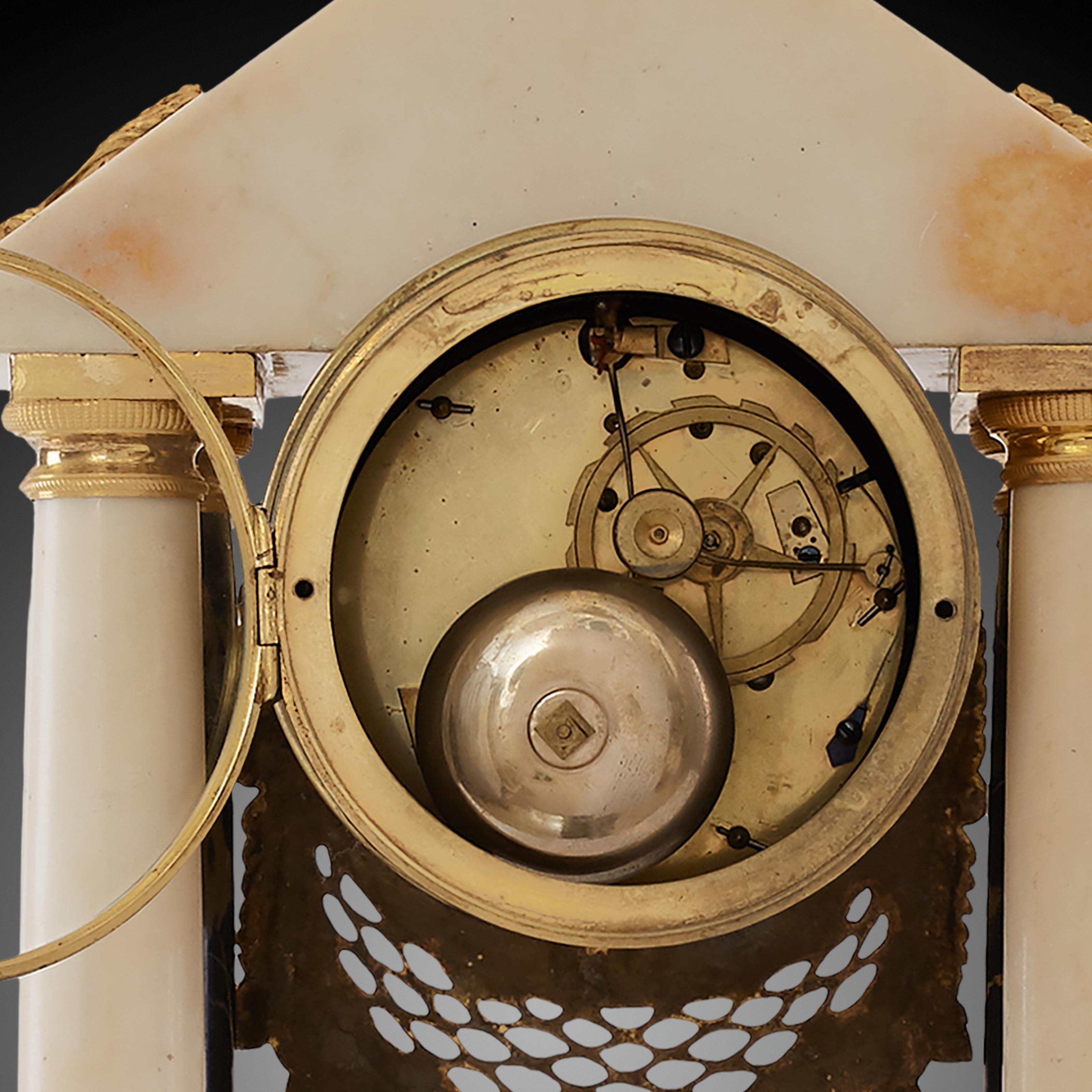 Kaminuhr aus dem 19. Jahrhundert aus der Louis XV-Periode (Vergoldet) im Angebot