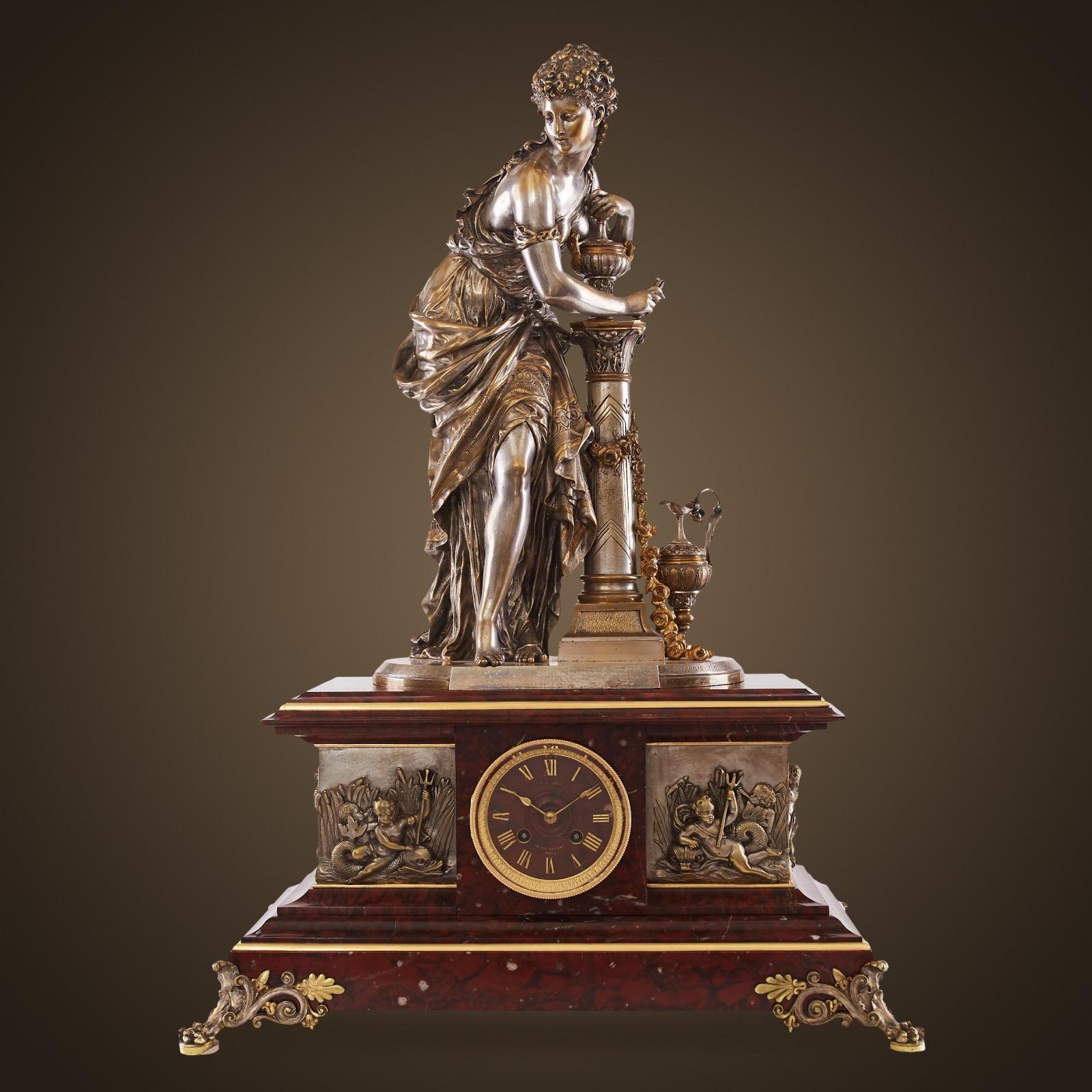 Exemple exceptionnel de l'artisanat français du XIXe siècle, cette pendule de cheminée du célèbre sculpteur Moreau Mathu incarne l'opulence et le raffinement de la période Napoléon III. Mélange harmonieux d'art et de fonctionnalité, ce garde-temps