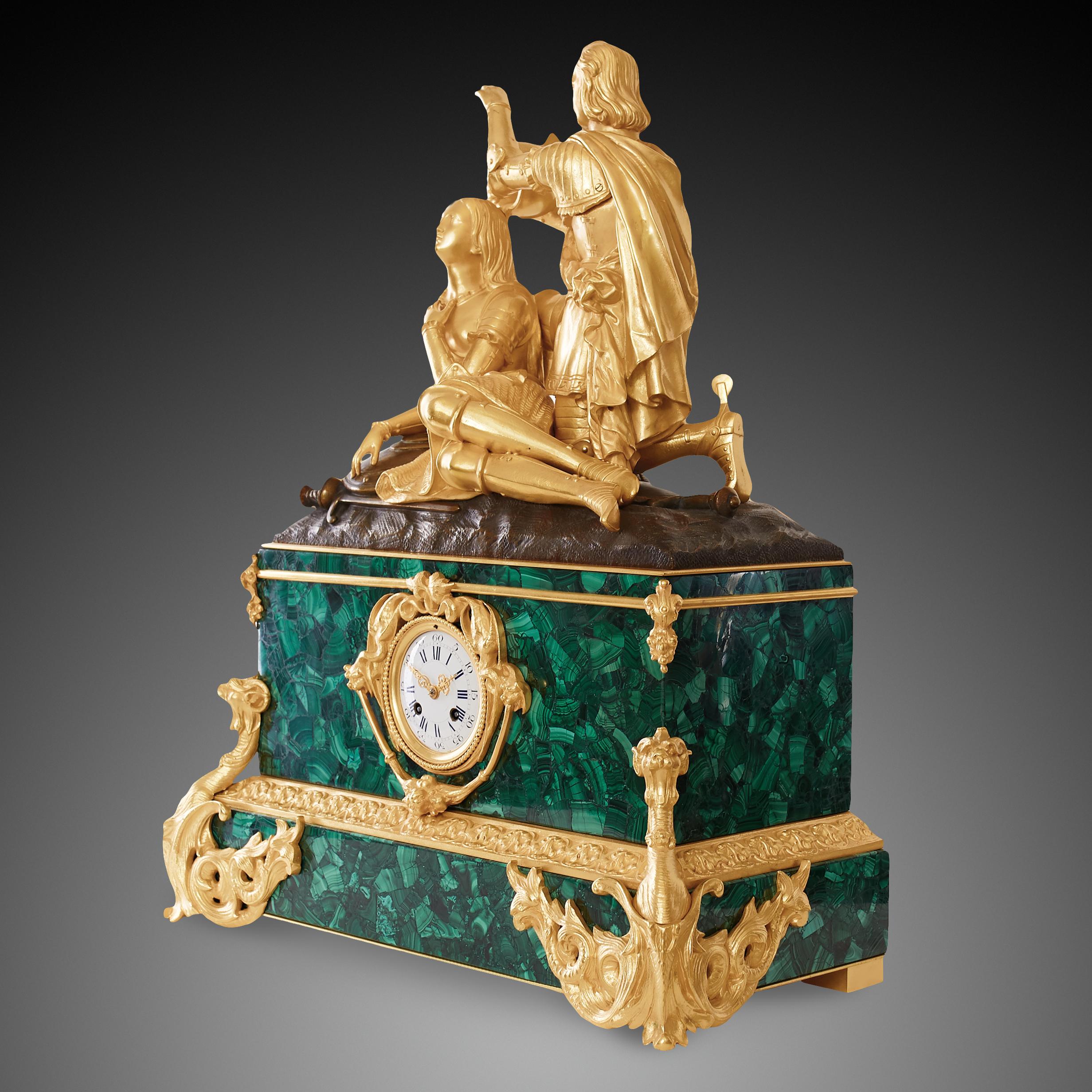 Cette horloge de cheminée est réalisée dans un style néoclassique de la période Napoléon III (1824-1830). Le piédestal de l'horloge de cheminée est fait de malachite turquoise et de bronze doré. Le malachit est bien connu pour apporter une couleur