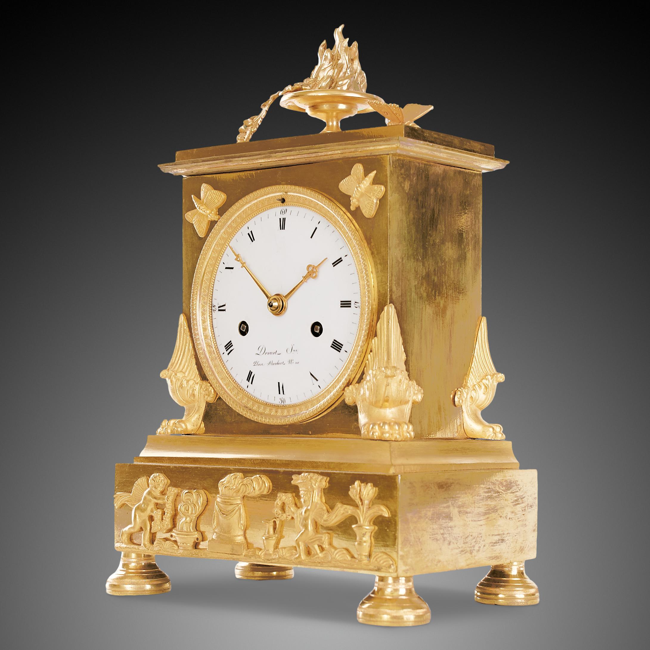 Die Uhr befindet sich in einem ausgezeichneten und perfekt funktionierenden Zustand. Darüber hinaus wurde es kürzlich von einem professionellen Uhrmacher gereinigt und gewartet, der sich auf die Aufbewahrung von Museen spezialisiert hat. Das