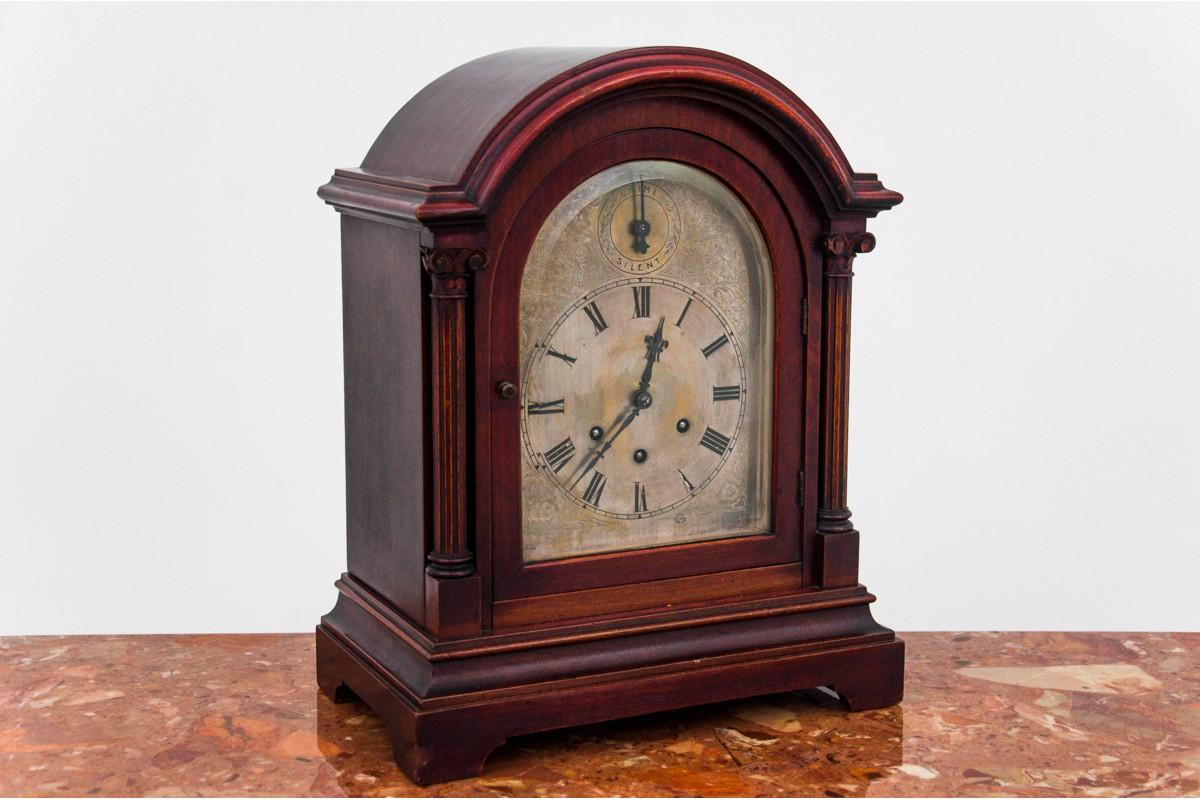 Mantel clock by Gustav Becker, Germany, circa 1930.

Very good condition.

Dimensions: height 43 cm, width 34 cm, depth 20 cm.