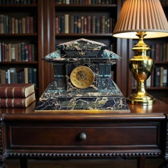 Orologio da camino in marmo di Portoro con dettagli in stile revival egiziano, XIX secolo