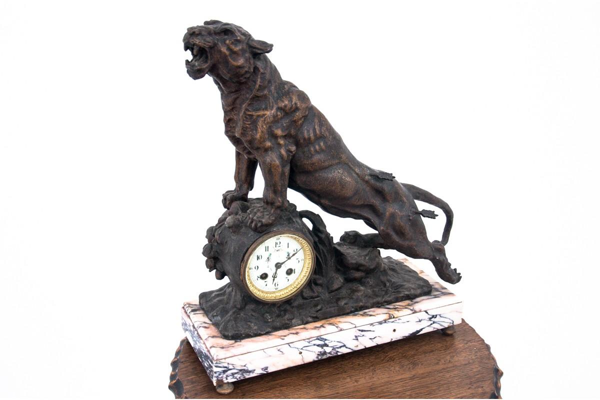 A mantel clock made of bronze and marble 