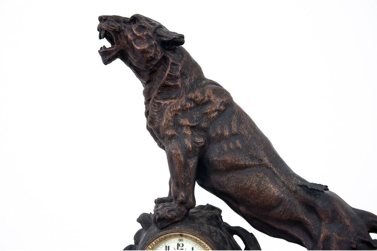 Français Pendule de cheminée en bronze et marbre « Roaring Lion », France, vers 1880 en vente