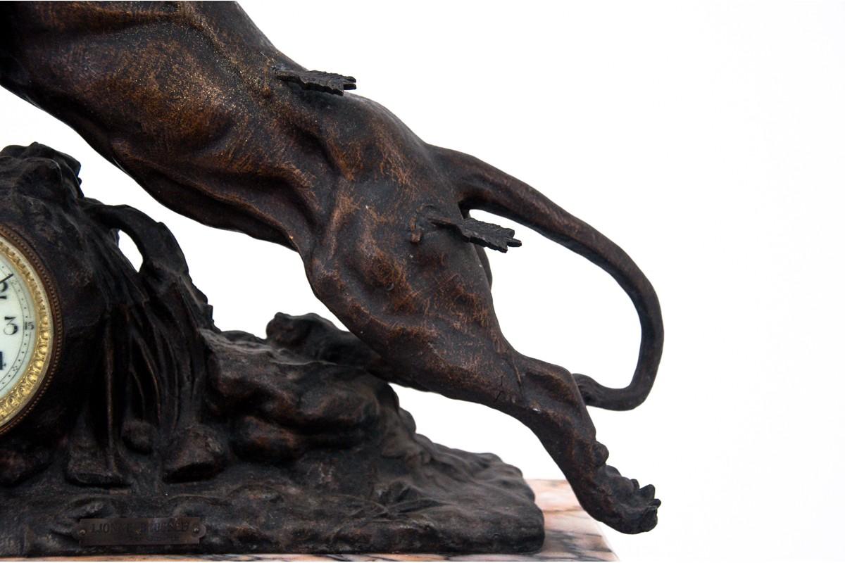 Pendule de cheminée en bronze et marbre « Roaring Lion », France, vers 1880 Bon état - En vente à Chorzów, PL