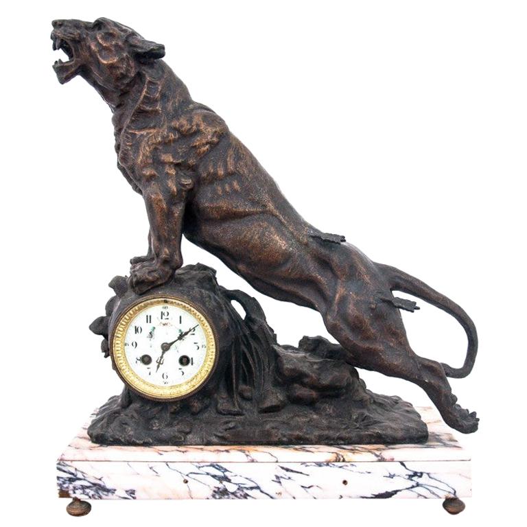 Mantel Clock Made of Bronze and Marble "Roaring Lion", France, circa 1880 For Sale