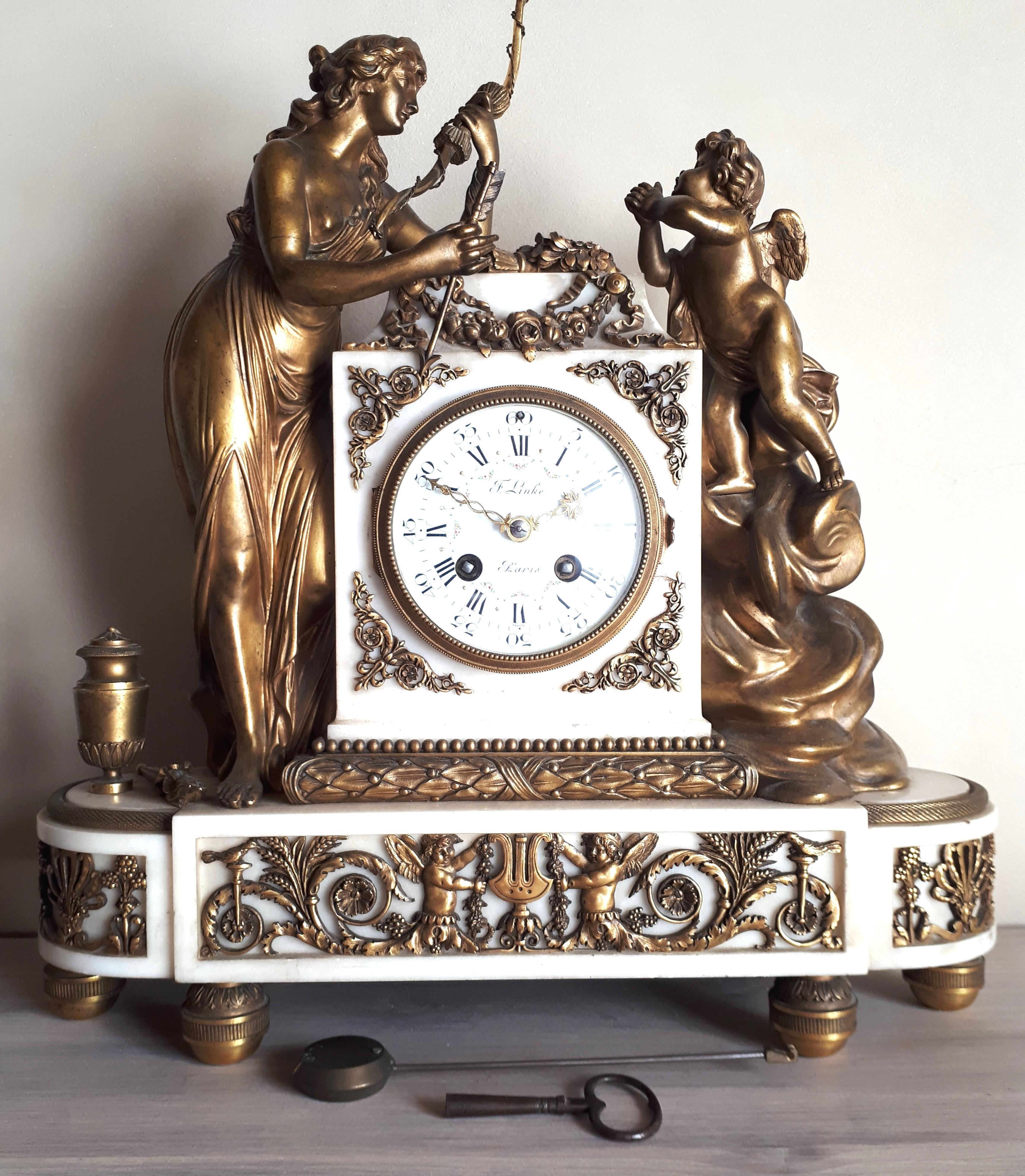 Magnifique composition pour cette horloge en marbre et bronze ciselé, doré et patiné représentant Vénus désarmant Cupidon, qui supplie la déesse de lui rendre l'arc et les flèches.
Le cadran émaillé blanc indiquant les heures en chiffres romains est