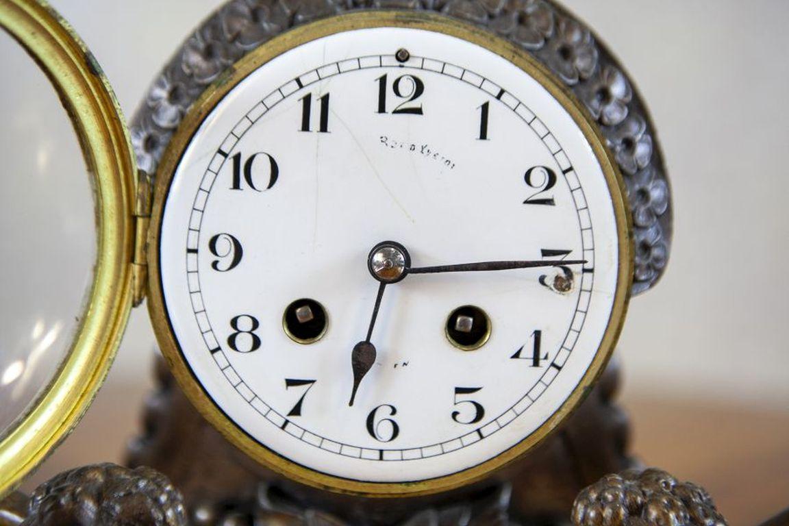 Verre Horloge de cheminée avec socle en marbre du début du siècle en vente