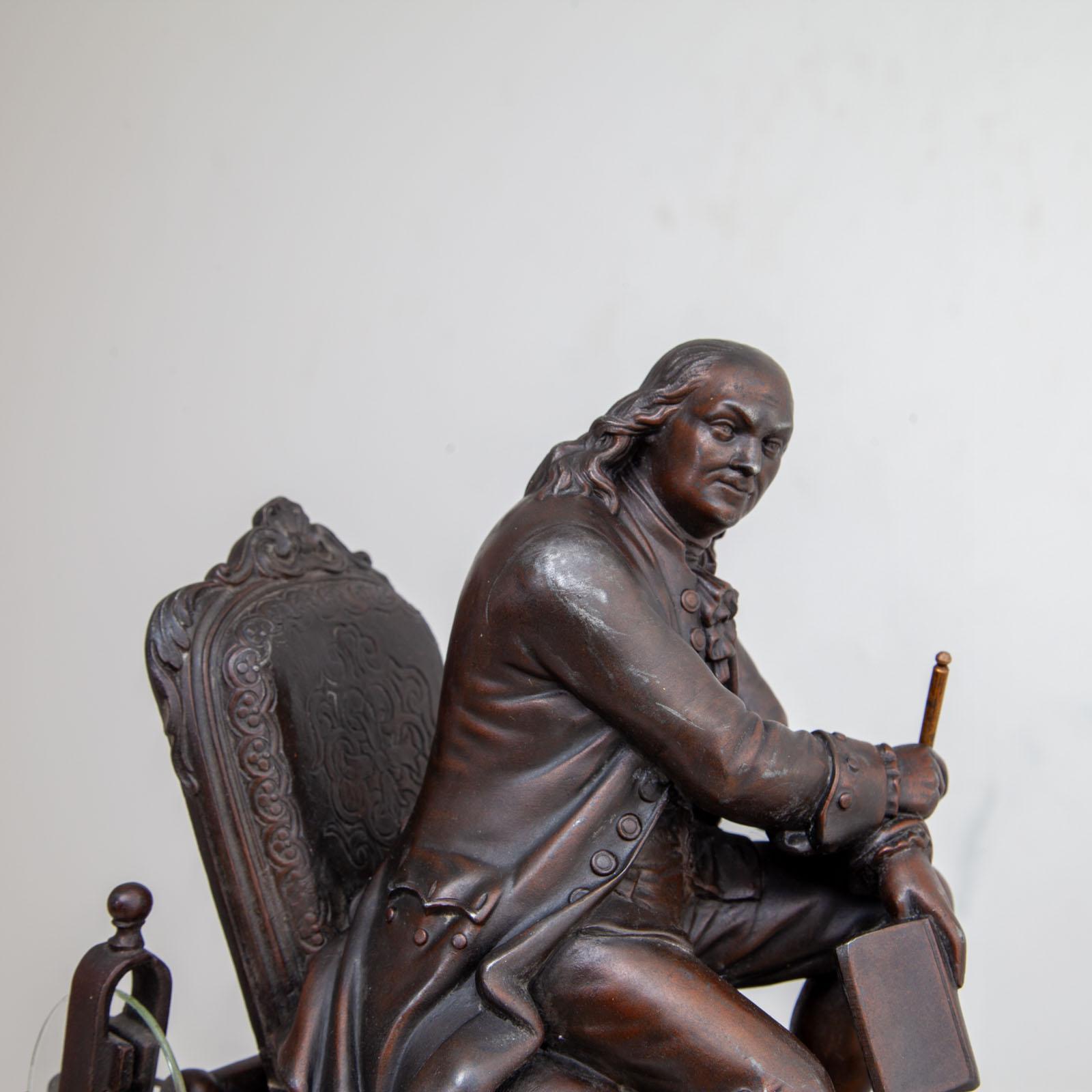 Kaminuhr mit sitzendem Benjamin Franklin, Frankreich, 20. Jahrhundert (Französisch) im Angebot