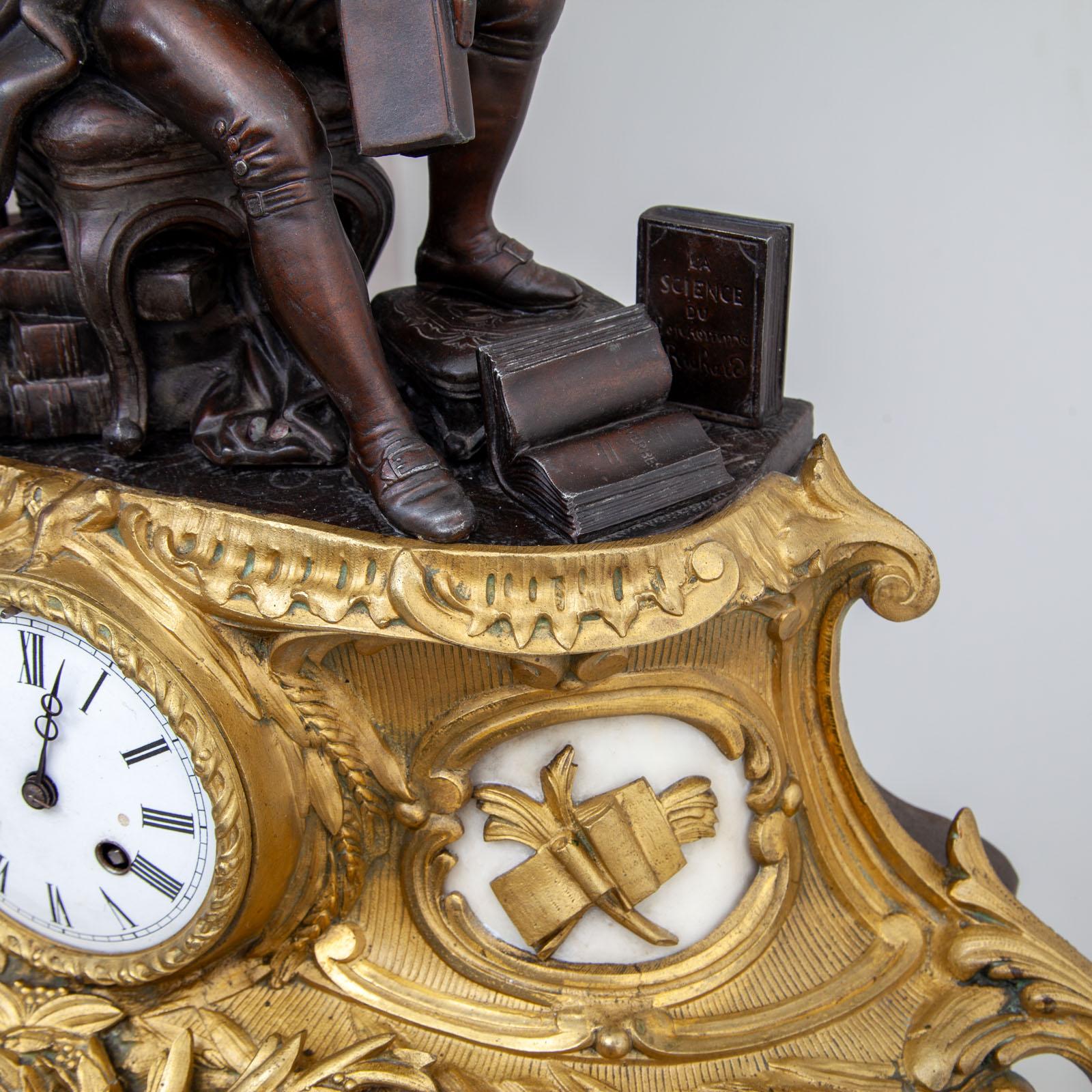 Kaminuhr mit sitzendem Benjamin Franklin, Frankreich, 20. Jahrhundert (Bronze) im Angebot