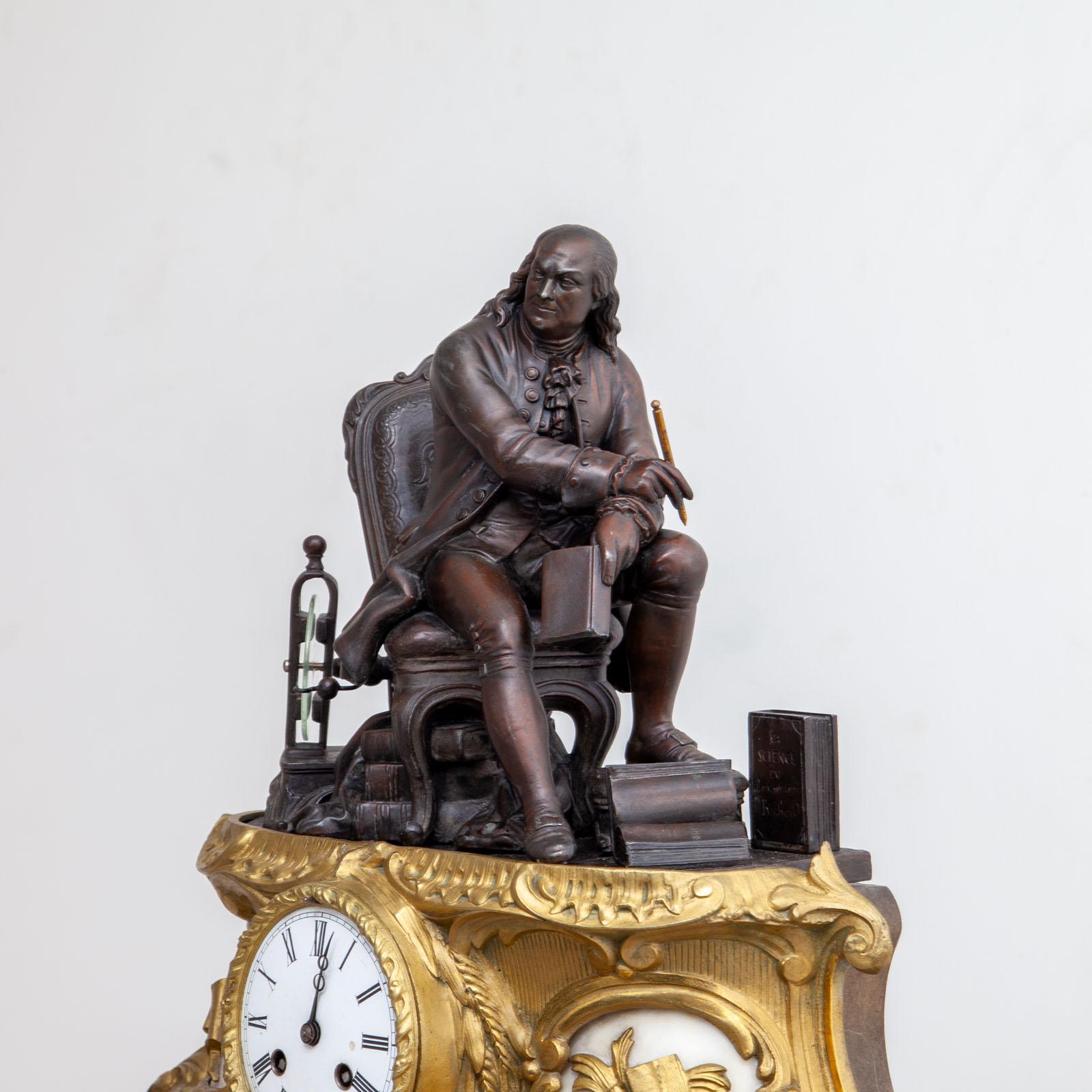 Kaminuhr mit sitzendem Benjamin Franklin, Frankreich, 20. Jahrhundert im Angebot 3