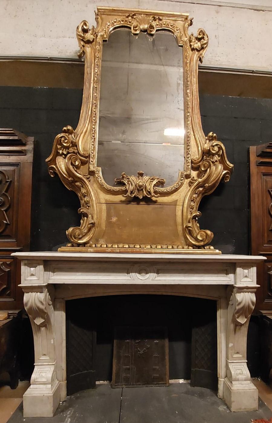 Ancient fireplace mantle, richly carved with acanthus leaves and geometric motifs, built in white Carrara marble, in the 19th century for a palace in France.
Elegant, classic and refined, suitable for all types of interiors, to give richness and set