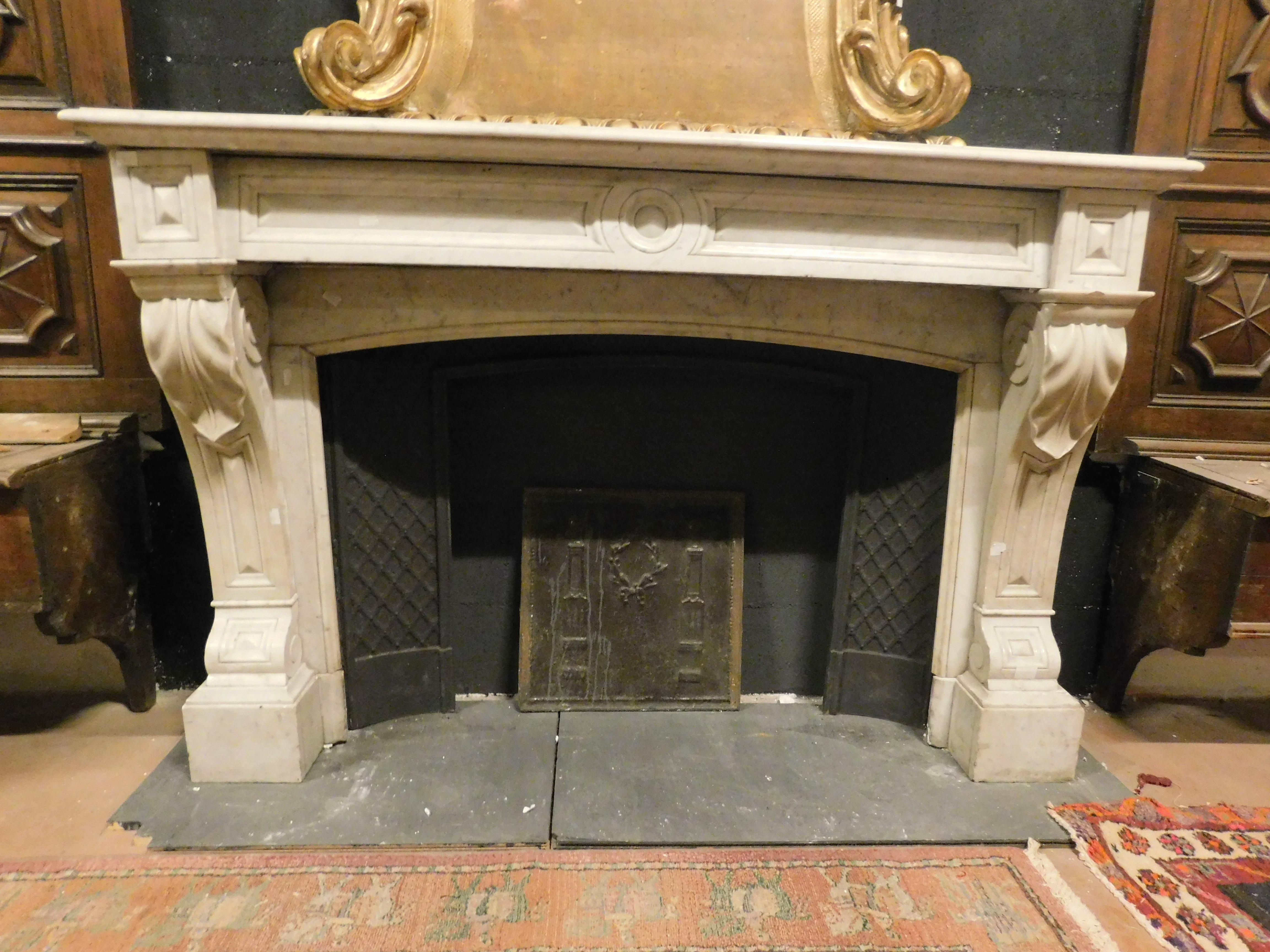 Mantel fireplace, carved in white Carrara marble, 19th century France In Good Condition For Sale In Cuneo, Italy (CN)
