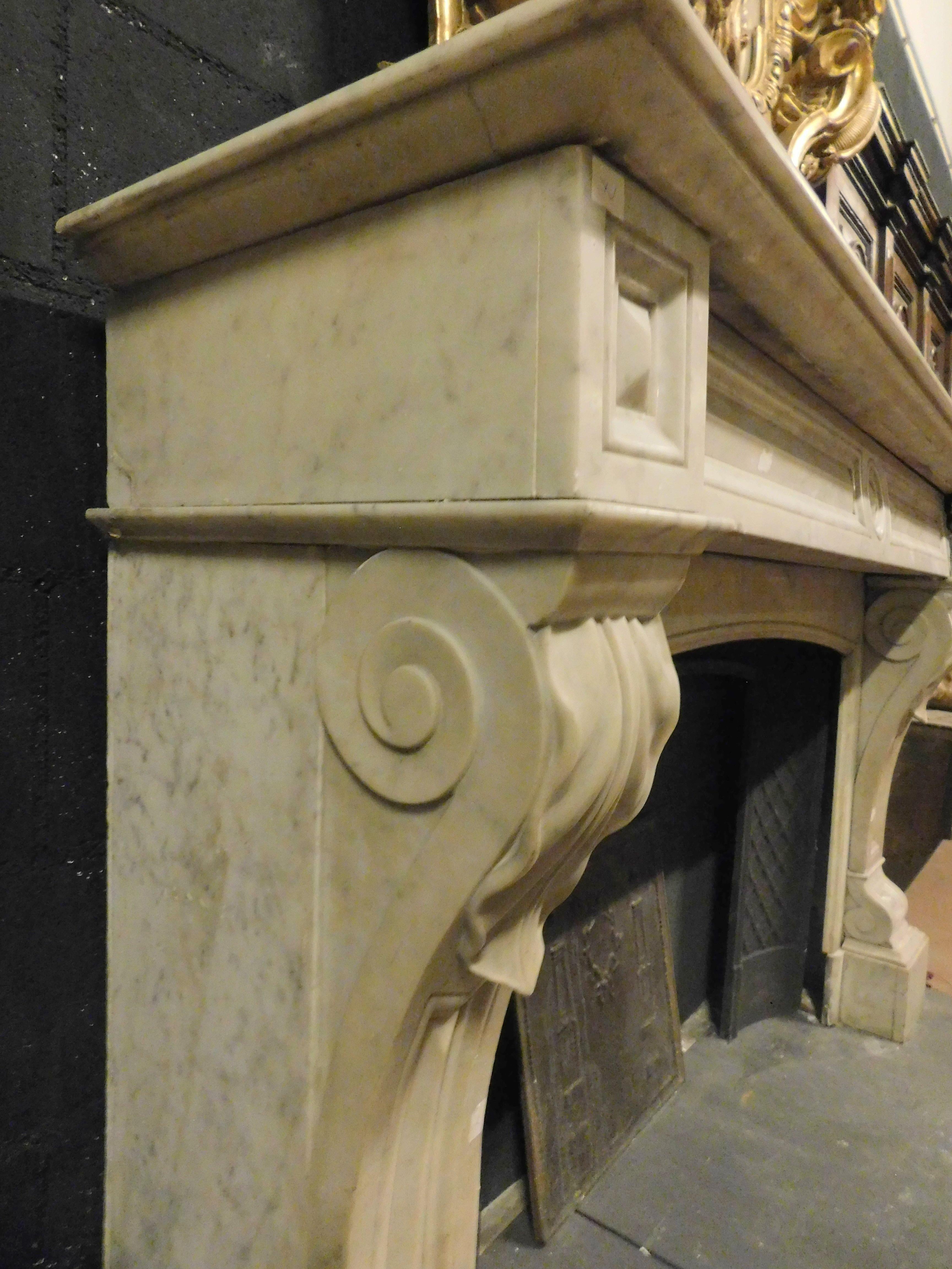Mantel fireplace, carved in white Carrara marble, 19th century France For Sale 1