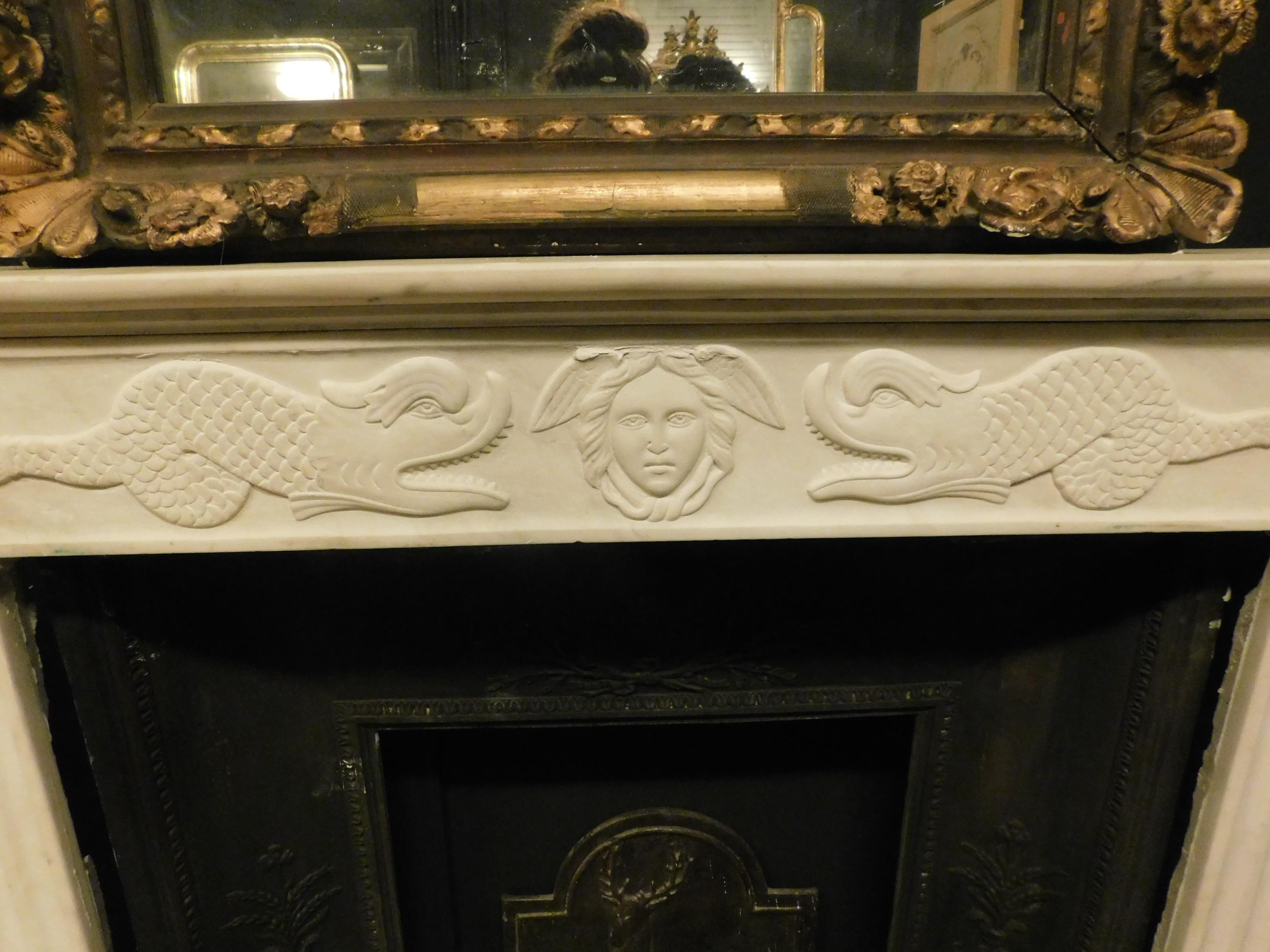Mantel Fireplace in White Carrara Marble, 19th Century Italy In Good Condition For Sale In Cuneo, Italy (CN)