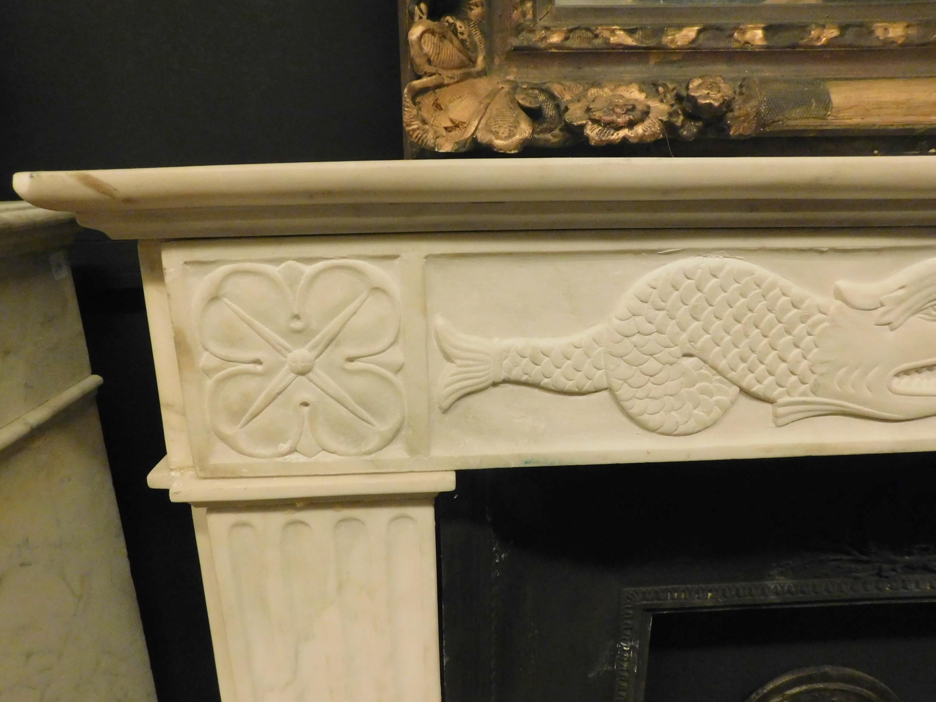 Mantel Fireplace in White Carrara Marble, 19th Century Italy For Sale 1