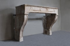 Kaminsims aus französischem Kalkstein im Stil von Louis XV aus dem 19.