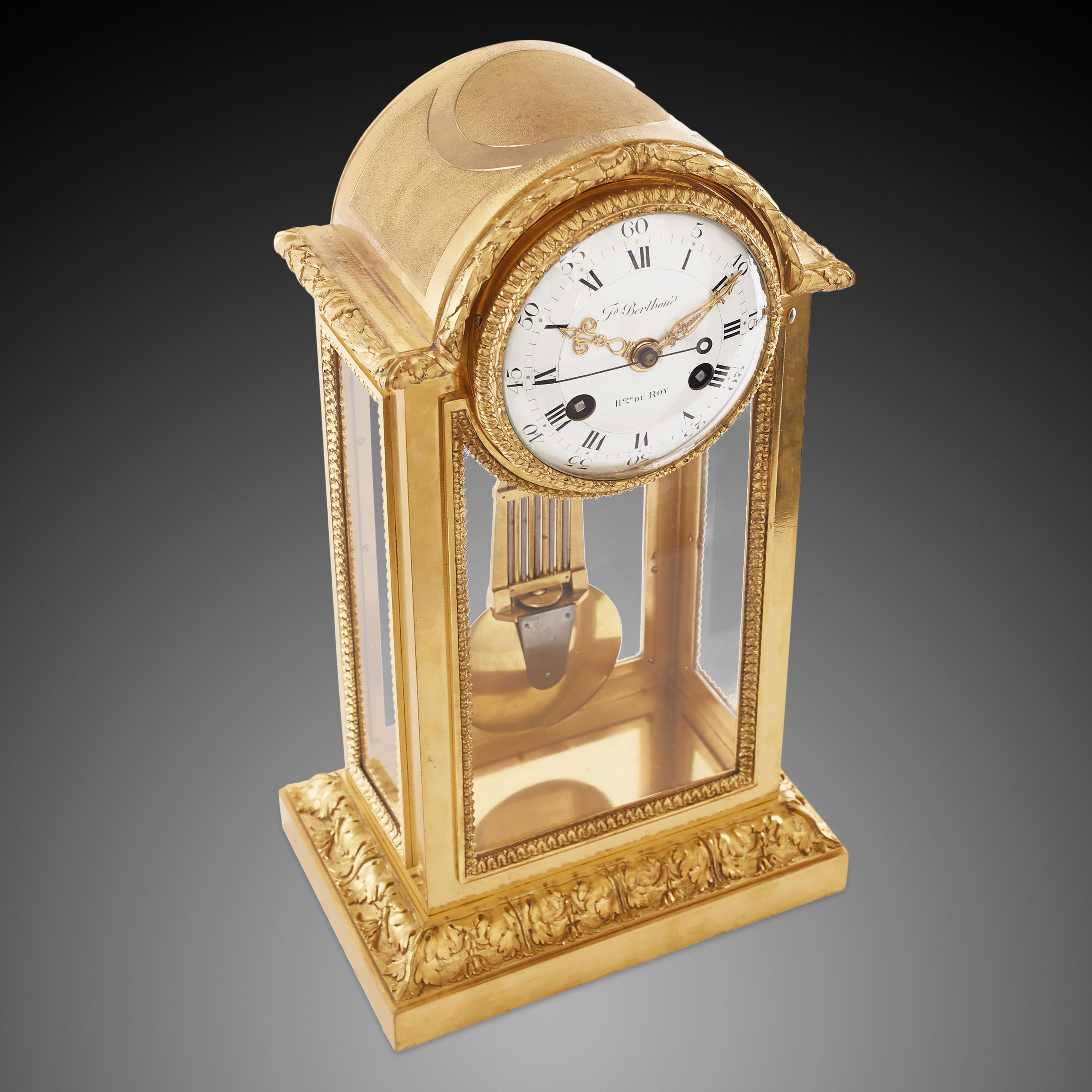 Doré Horloge de cheminée Louis XVI du 18ème siècle en vente