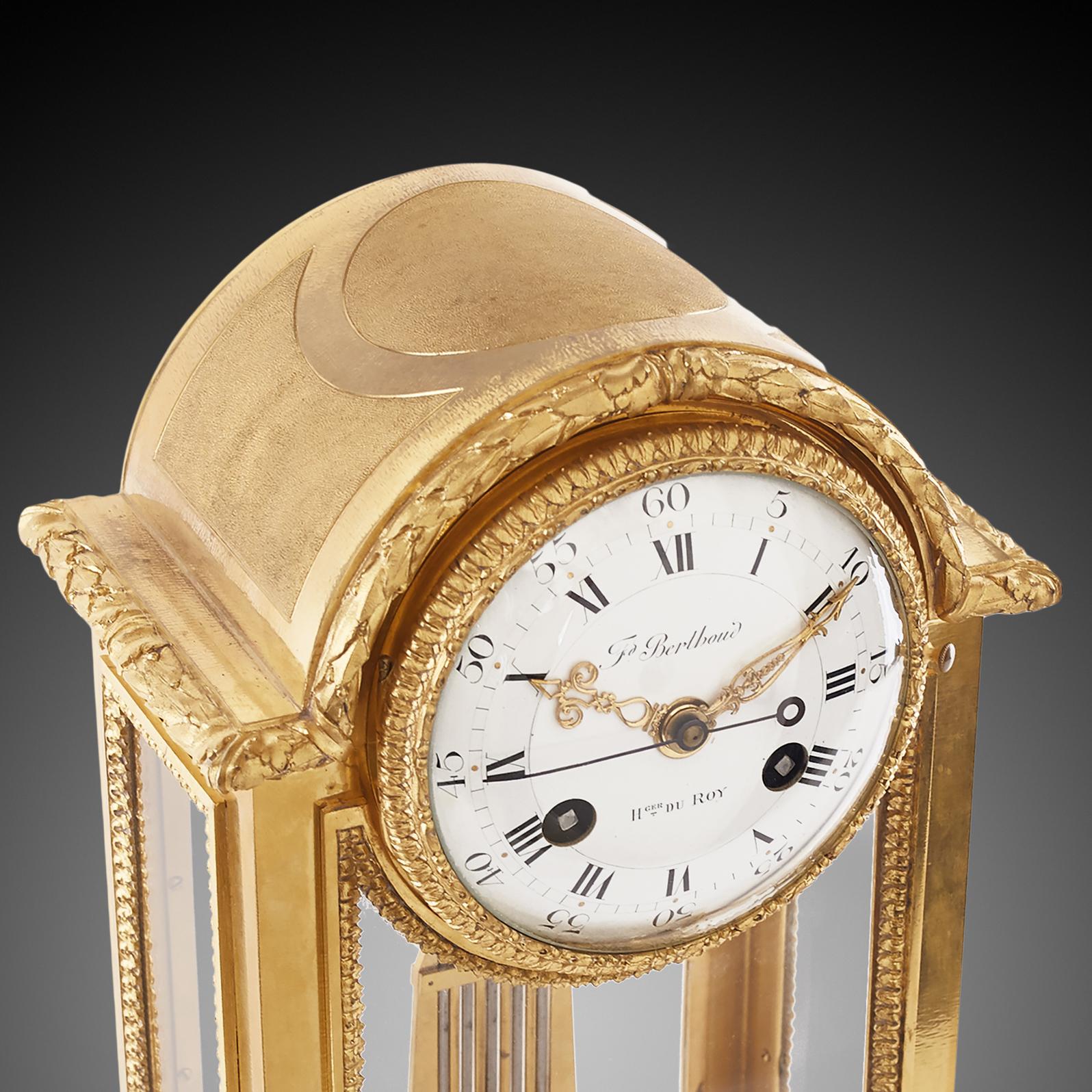 Horloge de cheminée Louis XVI du 18ème siècle en vente 2