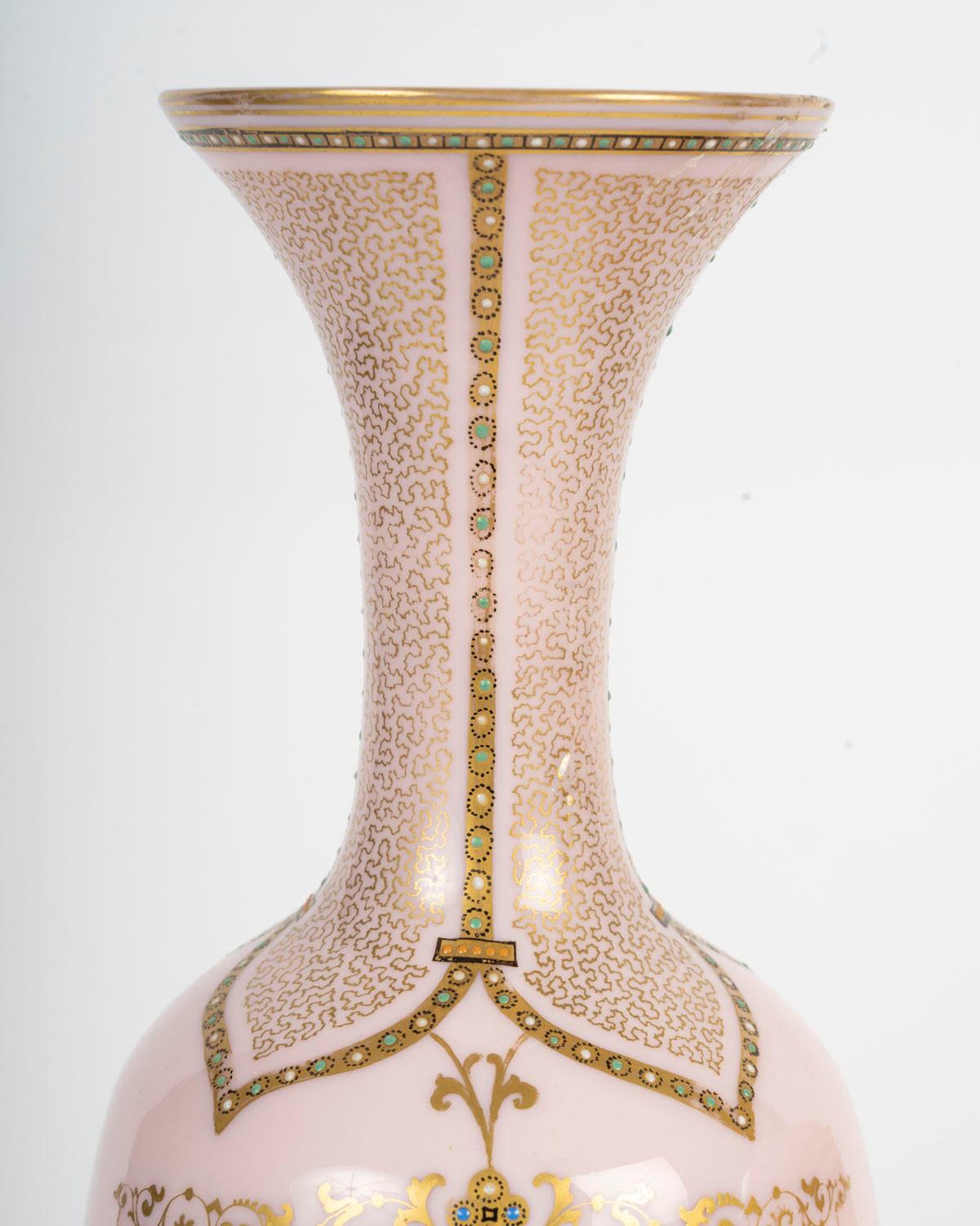 Luigi XVI Set da camino, vasi, opalina rosa, periodo Napoleone III, XIX secolo. in vendita